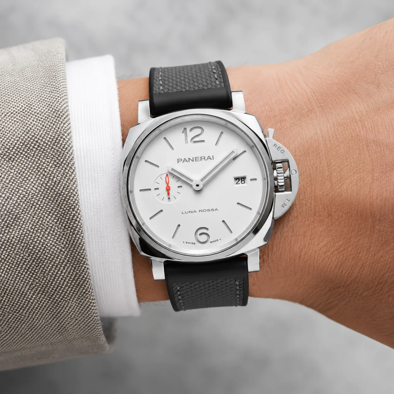 PANERAI 庐米诺杜尔 (Luminor Due) PAM01673 Cal.900 AI 头图 4 - 佩戴图 [ai-shot:wrist-shot]