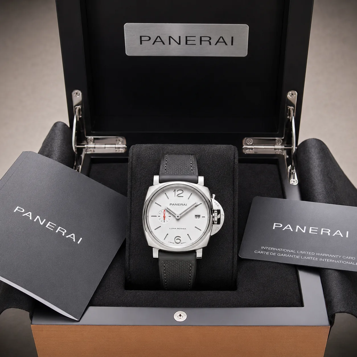 PANERAI 庐米诺杜尔 (Luminor Due) PAM01673 Cal.900 AI 头图 5 - 包装盒 [ai-shot:box-shot]