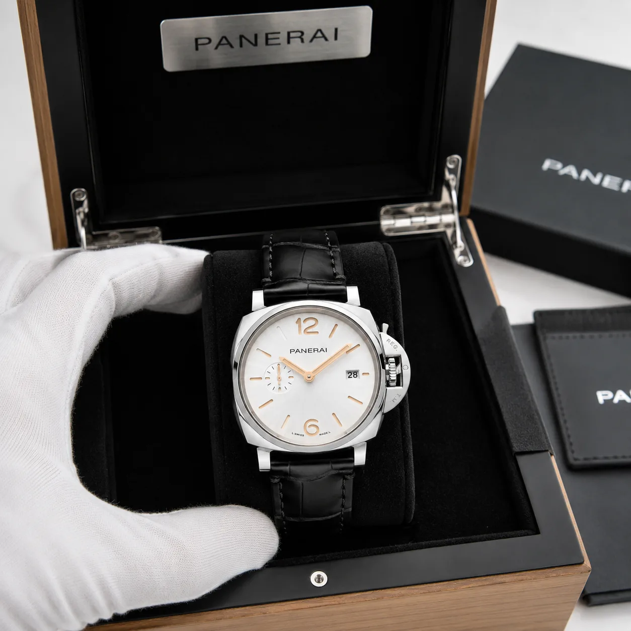 PANERAI 庐米诺杜尔 (Luminor Due) PAM01672 Cal.900 AI 头图 5 - 包装盒 [ai-shot:box-shot]
