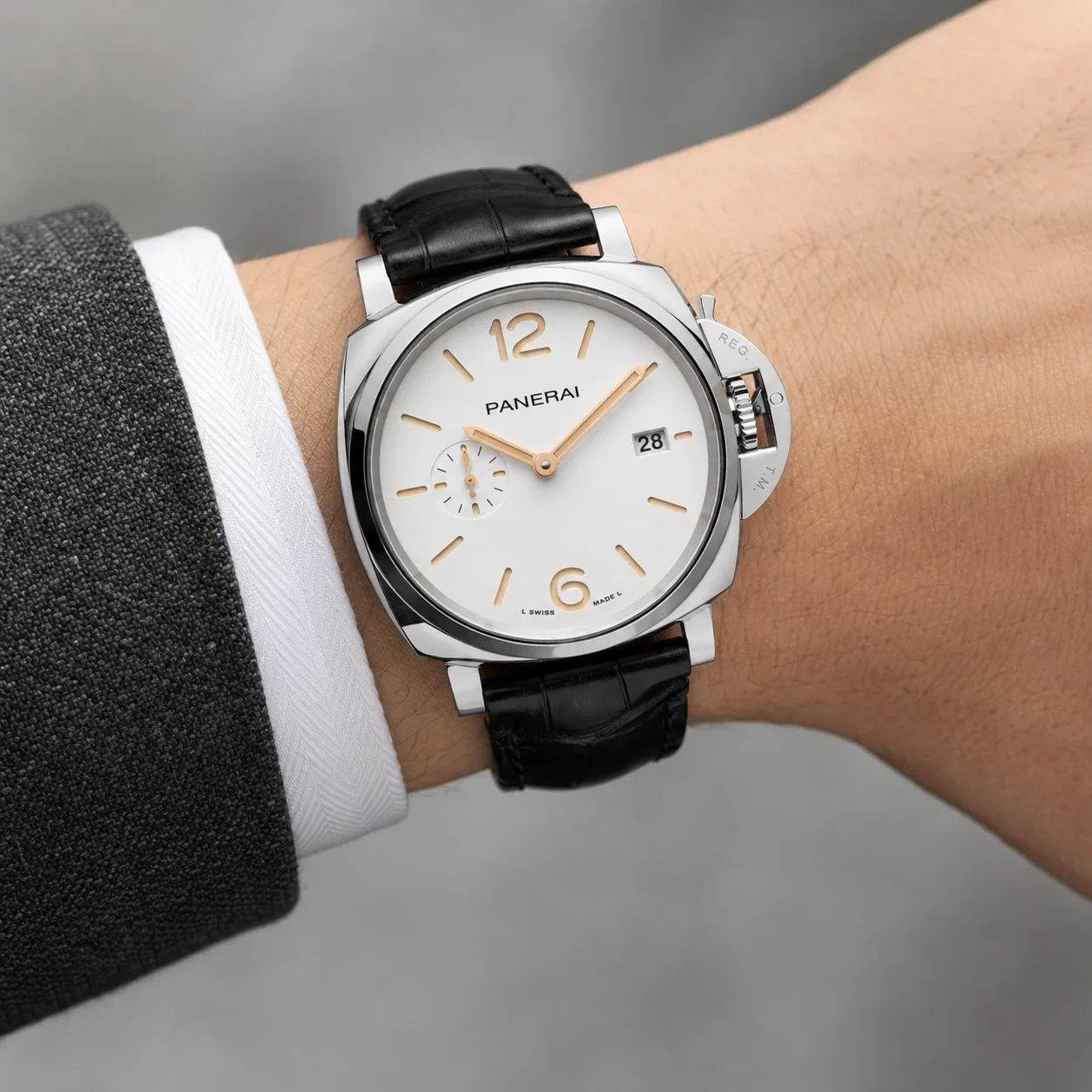 PANERAI 庐米诺杜尔 (Luminor Due) PAM01672 Cal.900 AI 头图 4 - 佩戴图 [ai-shot:wrist-shot]