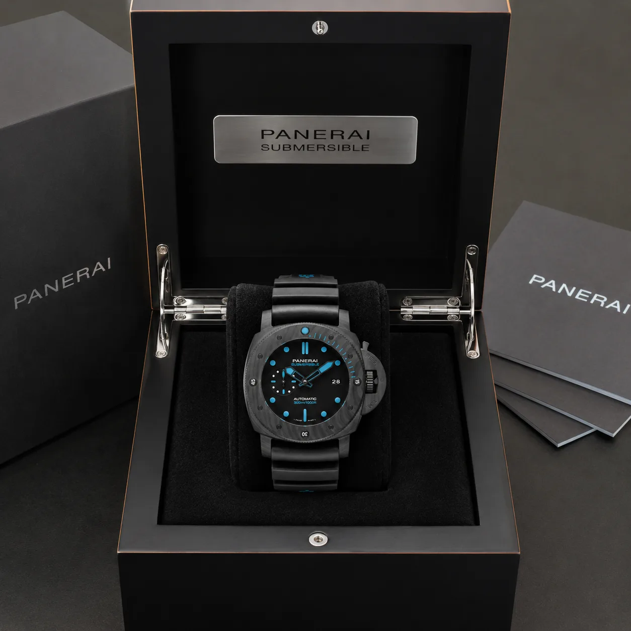 PANERAI 潜行 (Submersible) PAM01616 Cal.9010 AI 头图 5 - 包装盒 [ai-shot:box-shot]