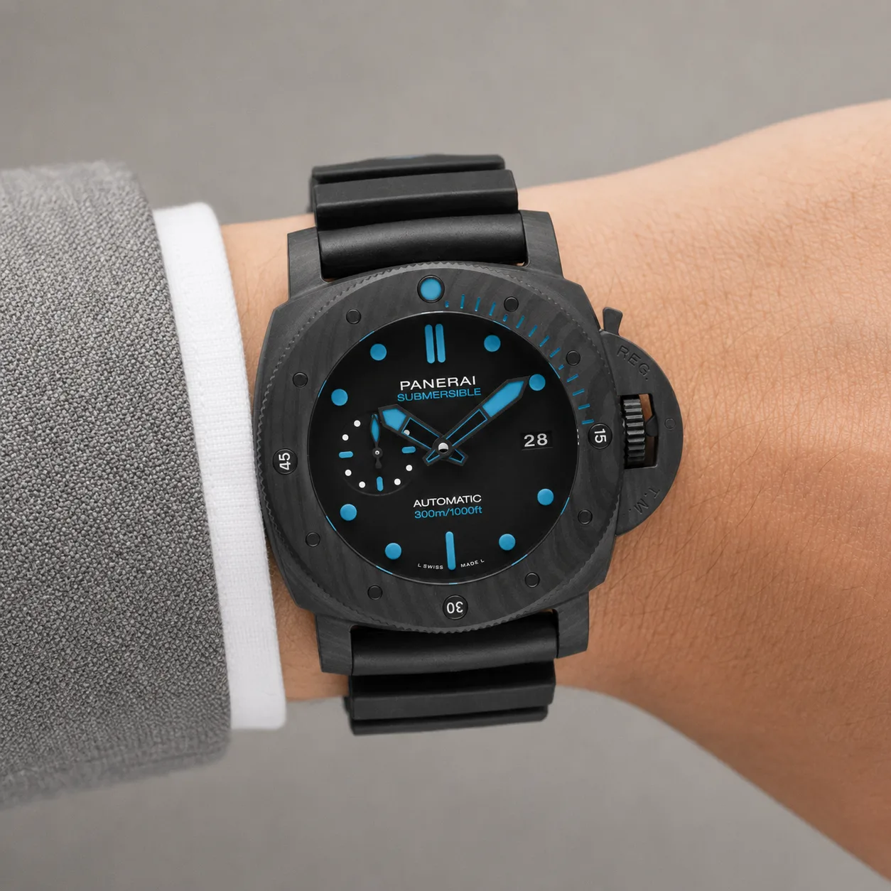 PANERAI 潜行 (Submersible) PAM01616 Cal.9010 AI 头图 4 - 佩戴图 [ai-shot:wrist-shot]