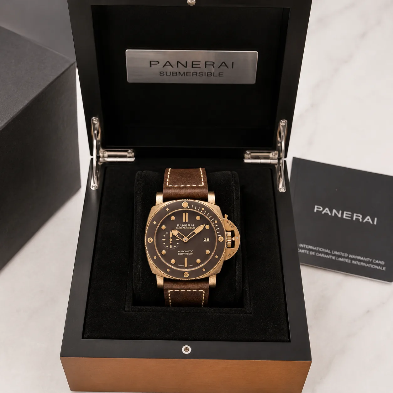 PANERAI 潜行 (Submersible) PAM00968 Cal.9010 AI 头图 5 - 包装盒 [ai-shot:box-shot]