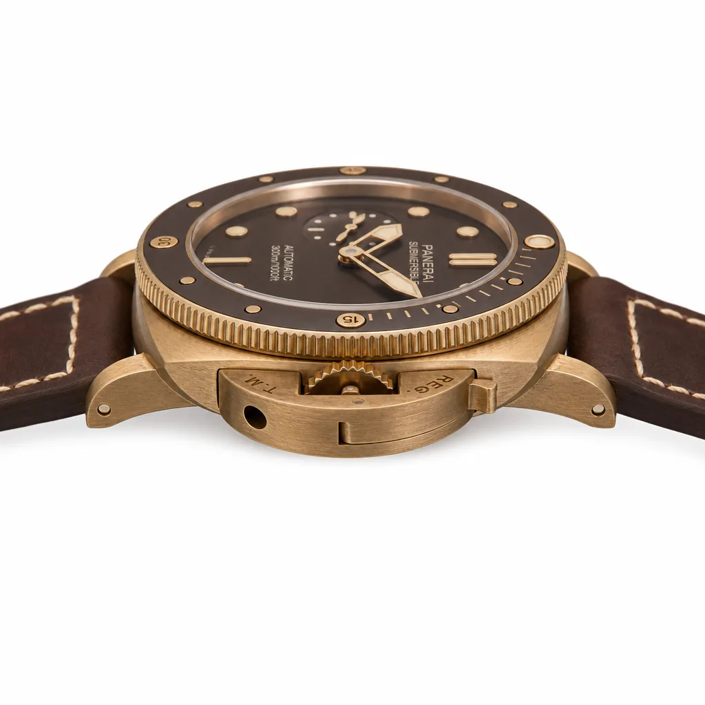 PANERAI 潜行 (Submersible) PAM00968 Cal.9010 AI 头图 2 - 侧面细节 [ai-shot:side-detail]