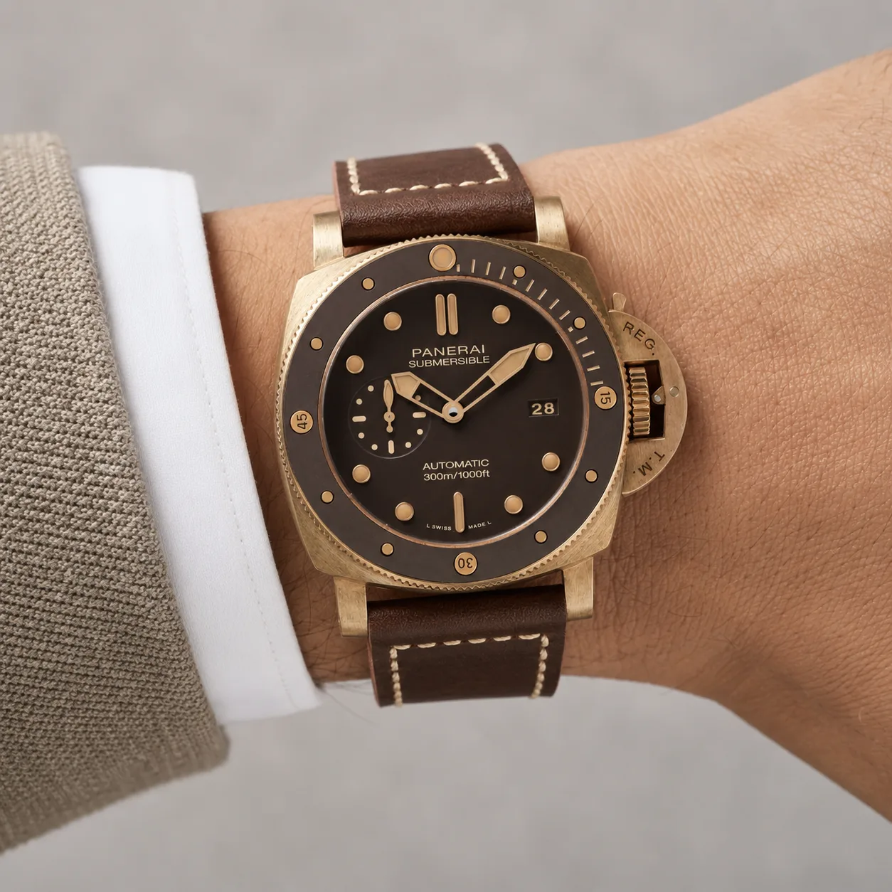 PANERAI 潜行 (Submersible) PAM00968 Cal.9010 AI 头图 4 - 佩戴图 [ai-shot:wrist-shot]