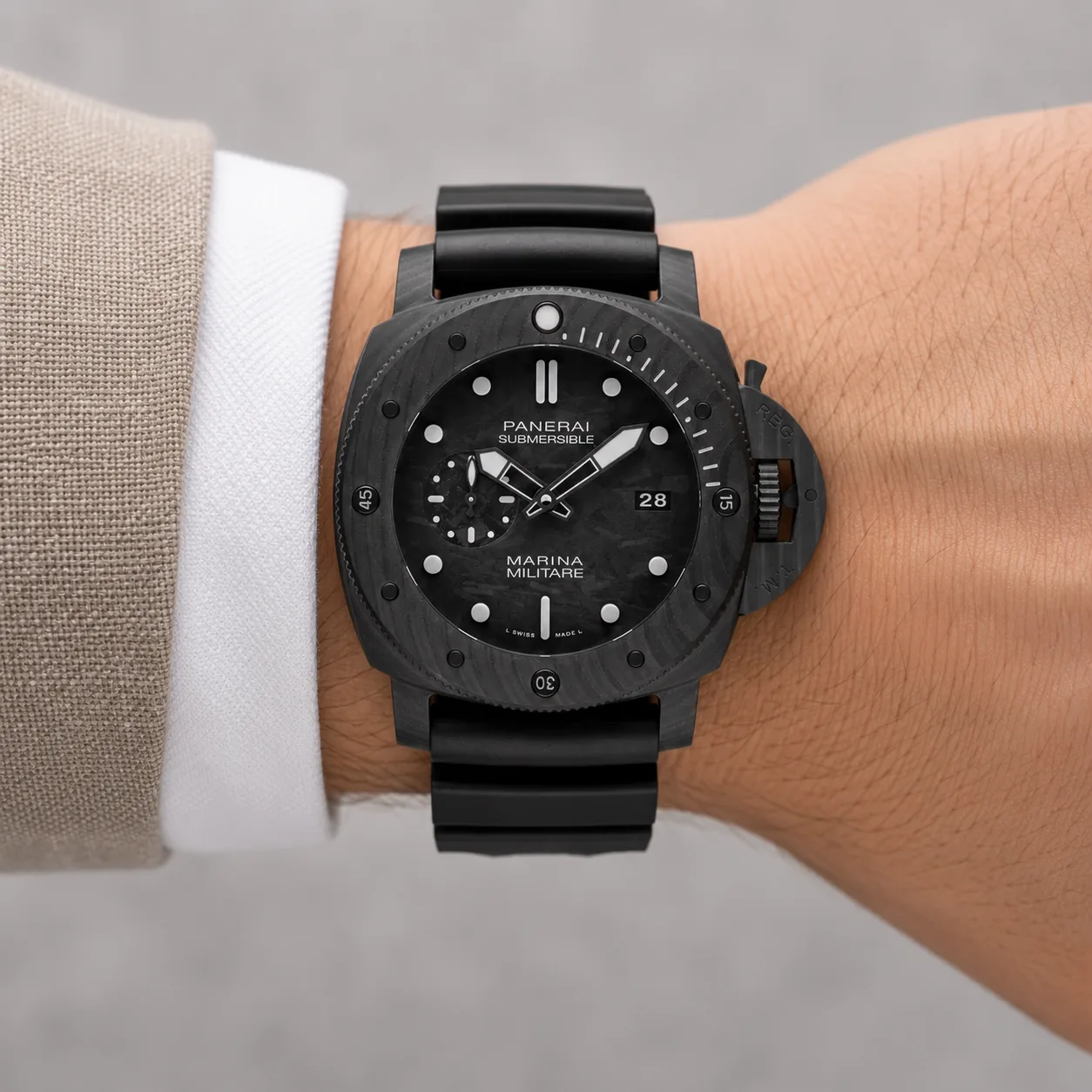 PANERAI 潜行 (Submersible) PAM00979 Cal.9010 AI 头图 4 - 佩戴图 [ai-shot:wrist-shot]
