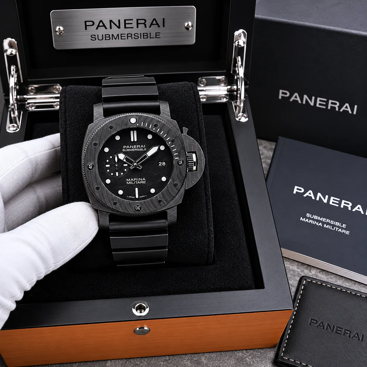 PANERAI 潜行 (Submersible) PAM00979 Cal.9010 AI 头图 5 - 包装盒 [ai-shot:box-shot]