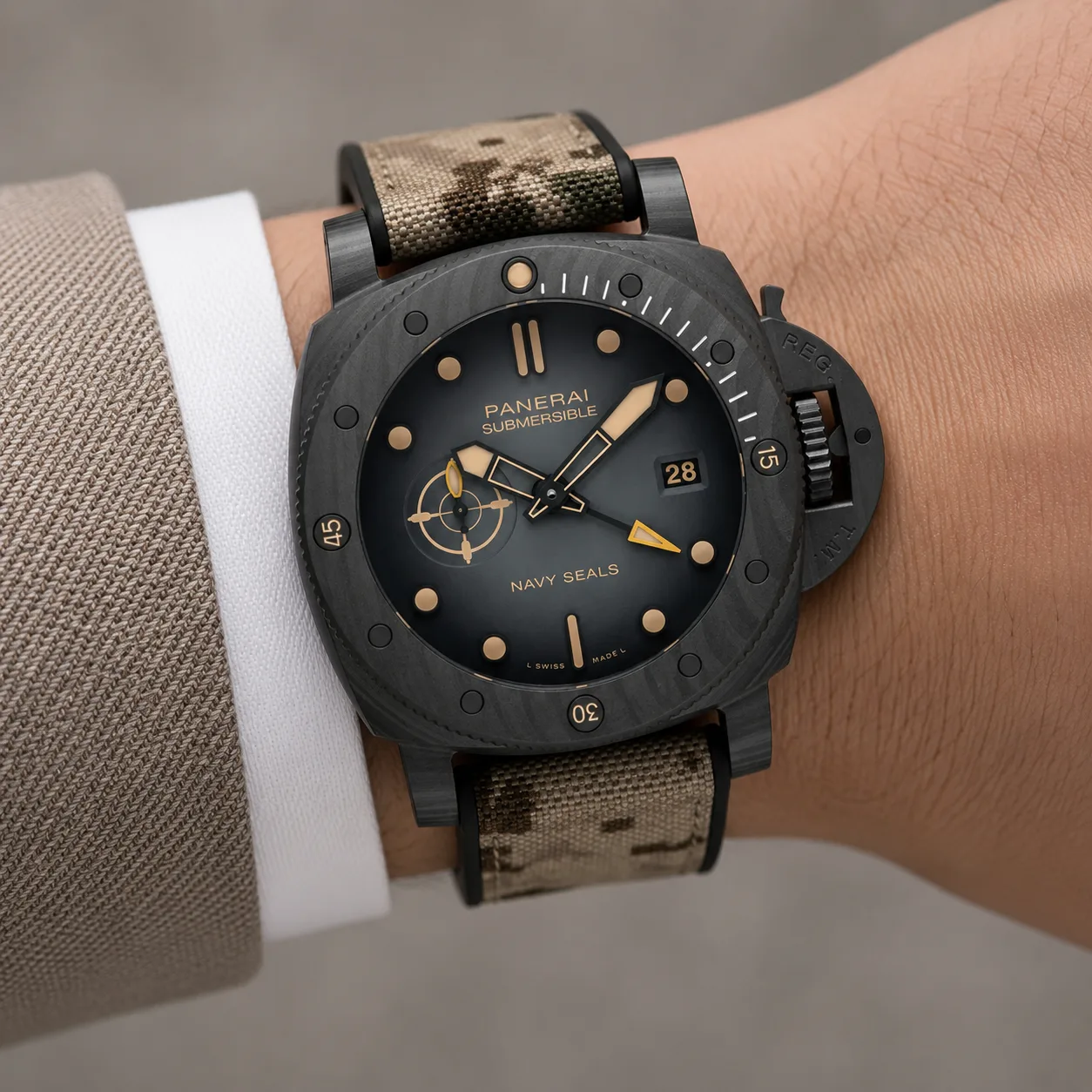 PANERAI 潜行 (Submersible) PAM01513 Cal.900 D-Blue Dial AI 头图 4 - 佩戴图 [ai-shot:wrist-shot]