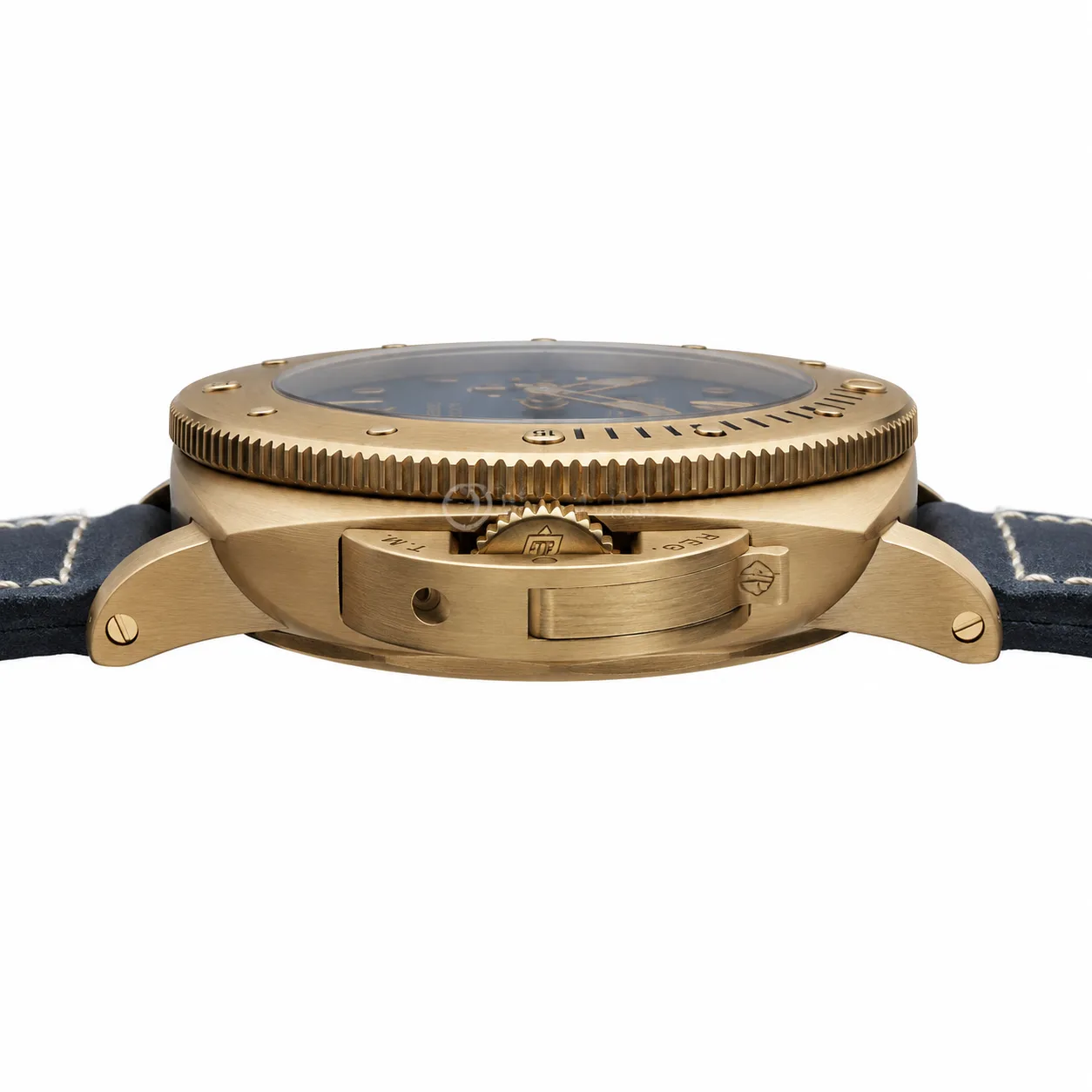 PANERAI Submersible潜行系列 PAM01074 Cal.900 Blue Dial AI 头图 2 - 侧面细节 [ai-shot:side-detail]