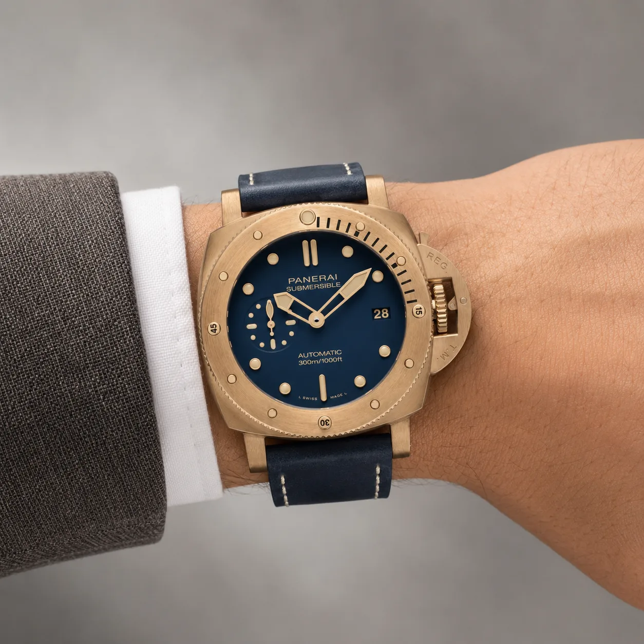 PANERAI Submersible潜行系列 PAM01074 Cal.900 Blue Dial AI 头图 4 - 佩戴图 [ai-shot:wrist-shot]