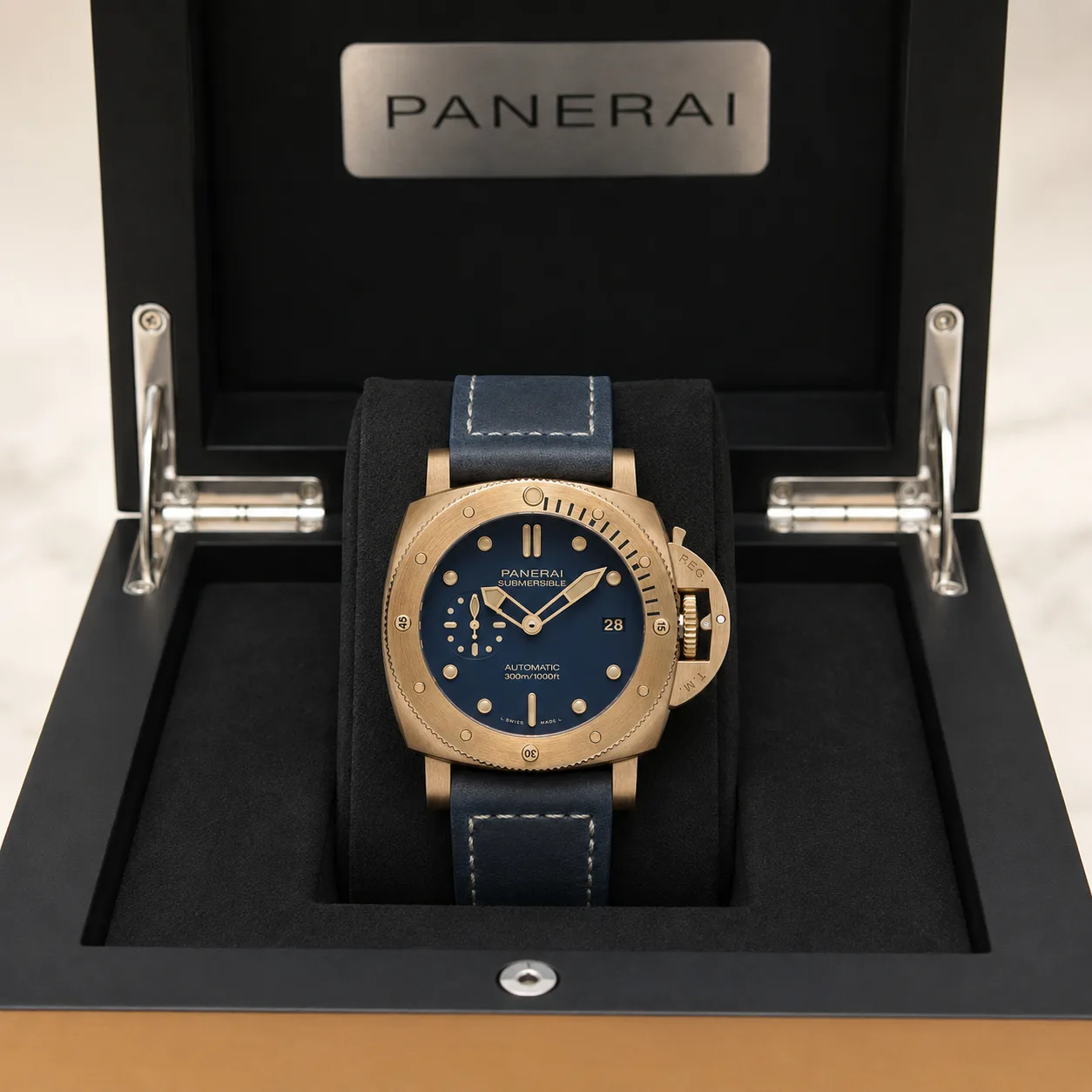PANERAI Submersible潜行系列 PAM01074 Cal.900 Blue Dial AI 头图 5 - 包装盒 [ai-shot:box-shot]