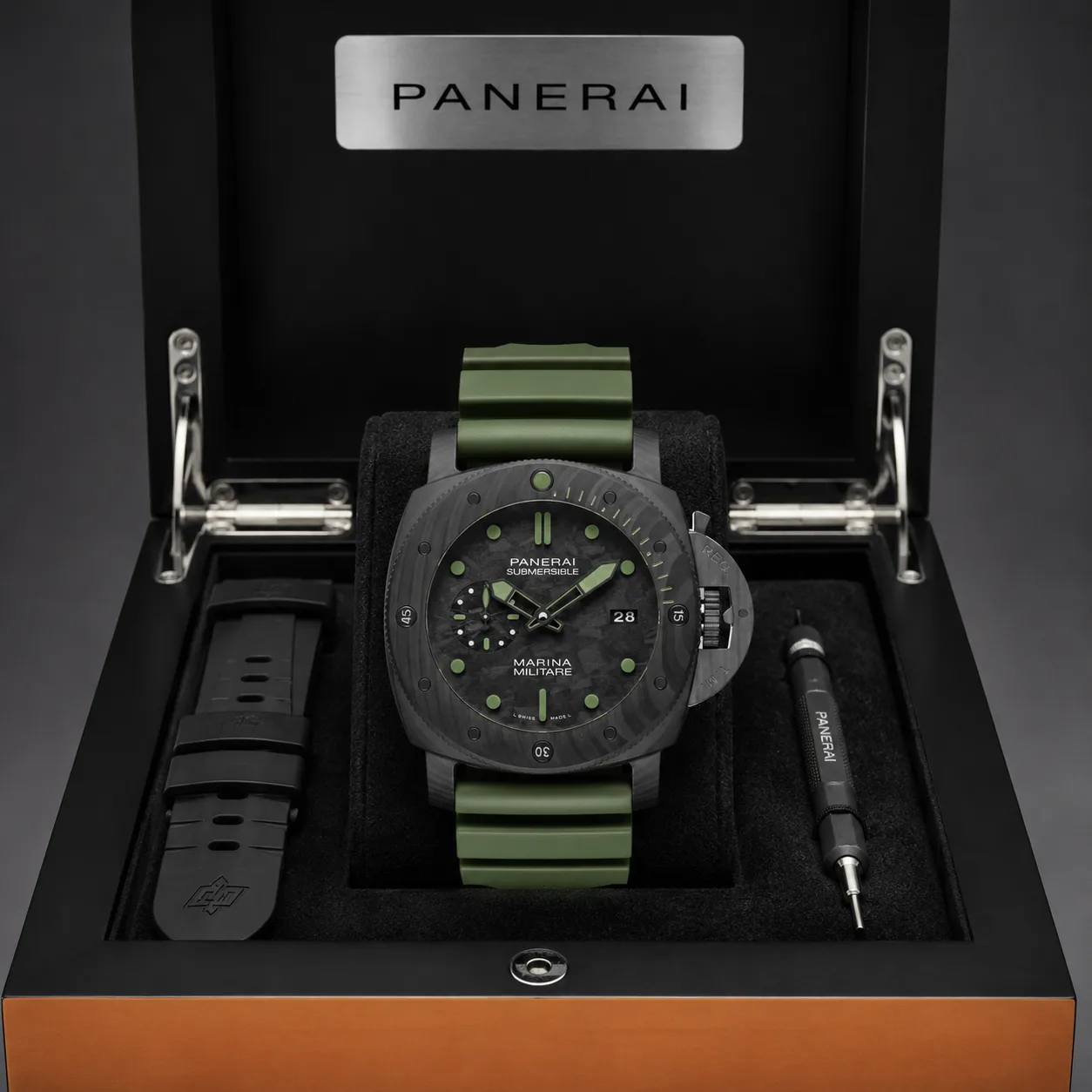 PANERAI 潜行 (Submersible) PAM00961 Cal.9010 AI 头图 5 - 包装盒 [ai-shot:box-shot]