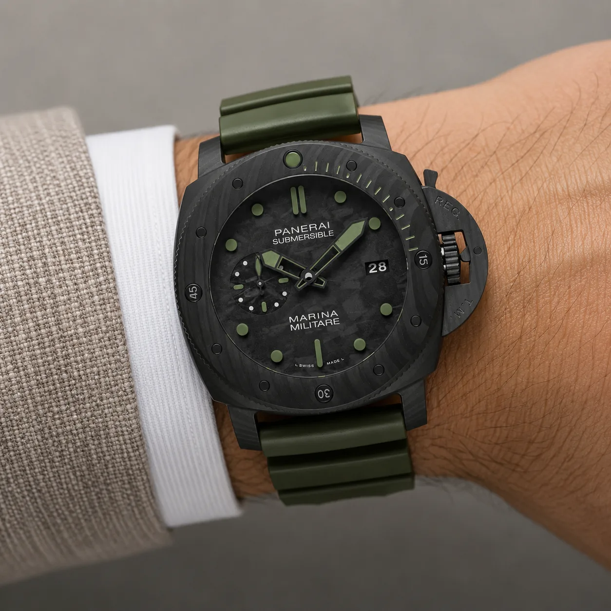 PANERAI 潜行 (Submersible) PAM00961 Cal.9010 AI 头图 4 - 佩戴图 [ai-shot:wrist-shot]