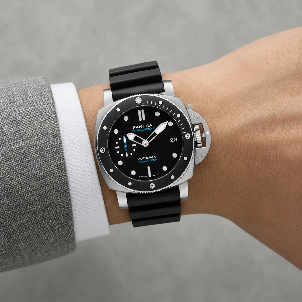 PANERAI 潜行系列 (Submersible) PAM00683 OPXXXIV自动上链机械机芯 Black Dial Black Bezel AI 头图 4 - 佩戴图 [ai-shot:wrist-shot]