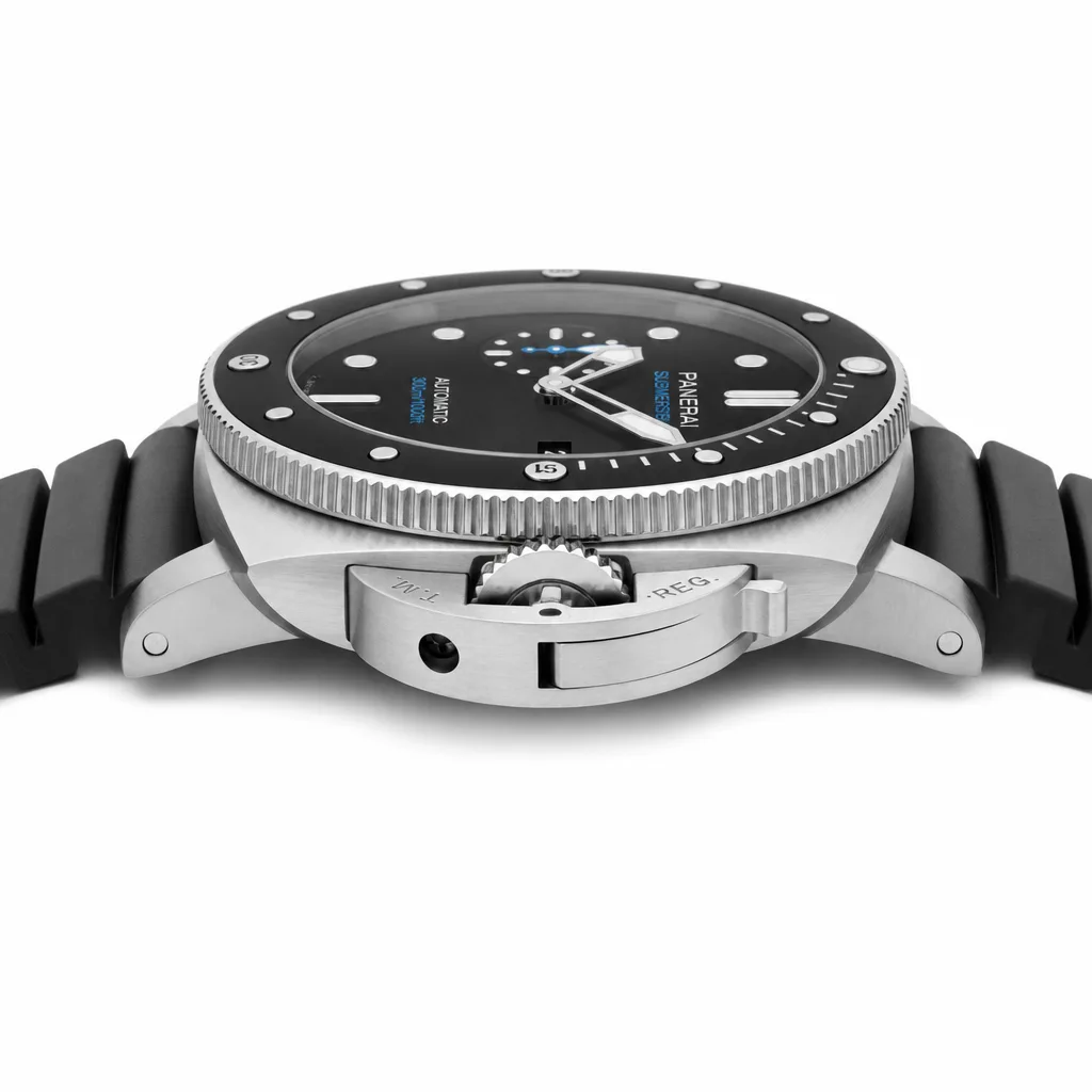 PANERAI 潜行系列 (Submersible) PAM00683 OPXXXIV自动上链机械机芯 Black Dial Black Bezel AI 头图 2 - 侧面细节 [ai-shot:side-detail]