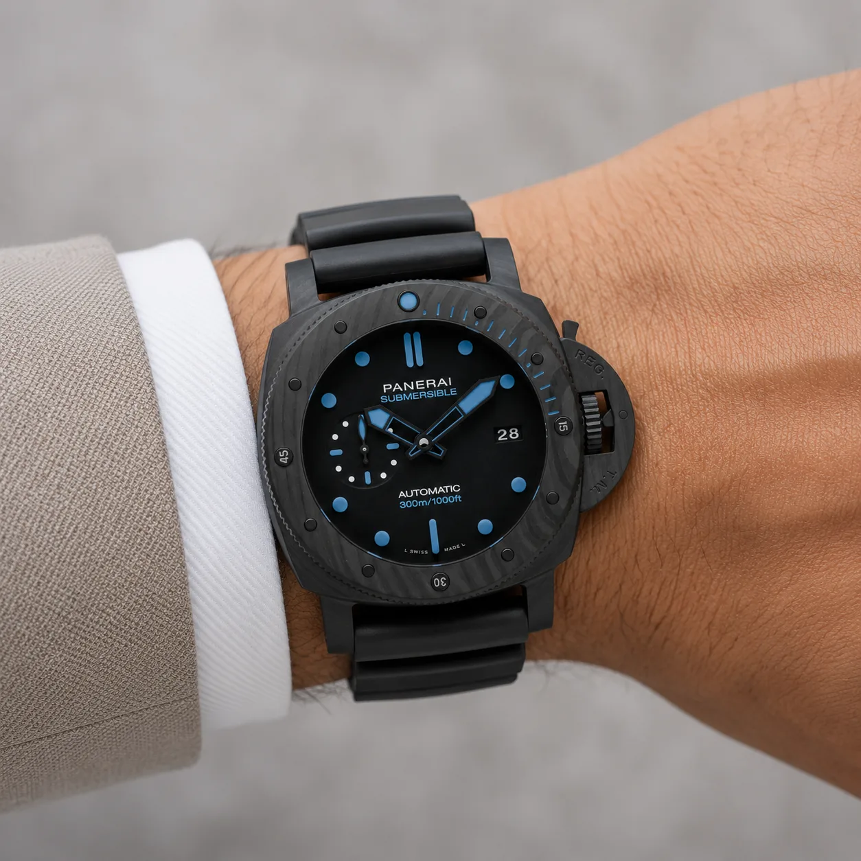 PANERAI 潜行系列 (Submersible) PAM00960 OPXXXIV自动上链机械机芯 Black Dial AI 头图 4 - 佩戴图 [ai-shot:wrist-shot]