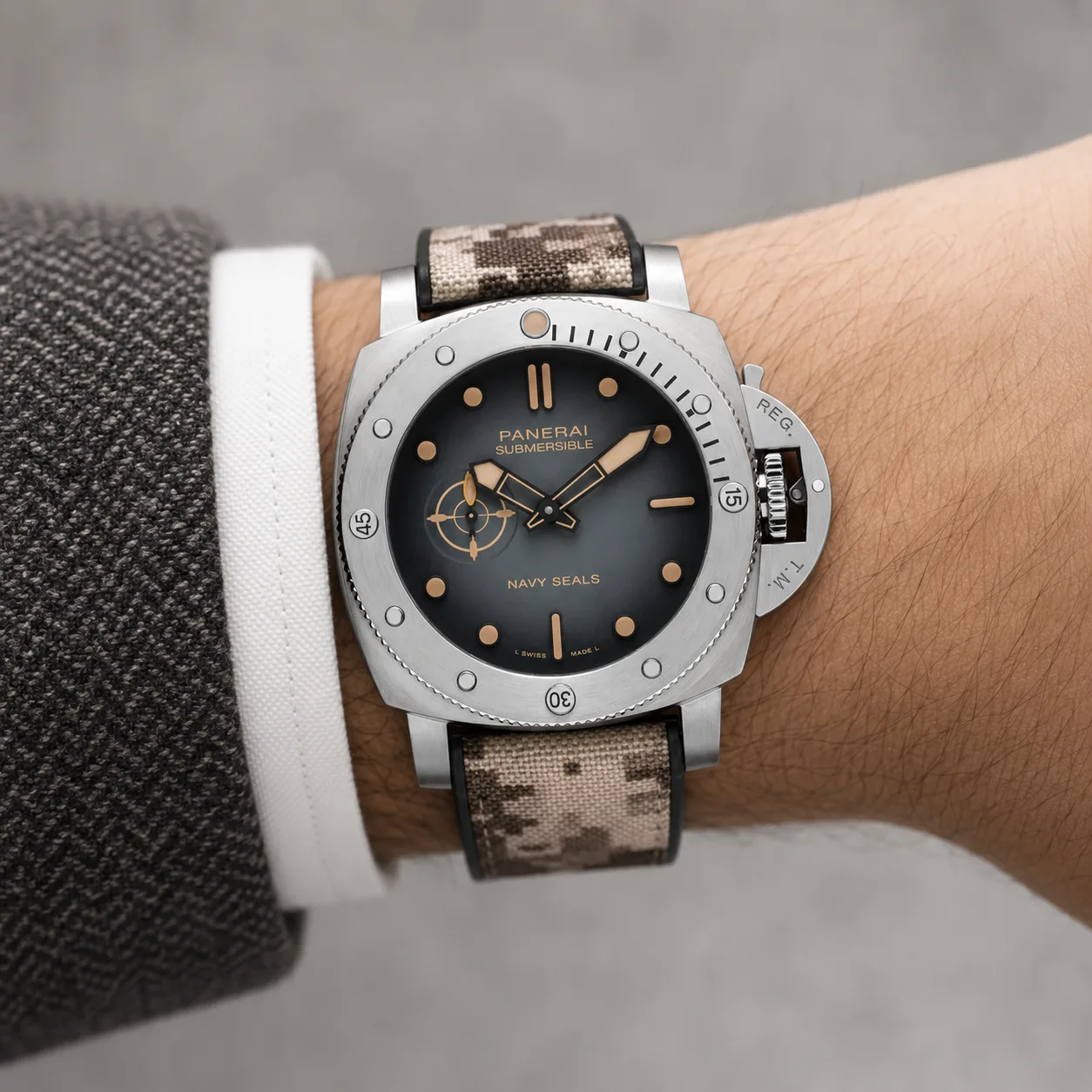 PANERAI 潜行系列 (Submersible) PAM01518 Cal.900 D-Blue Dial AI 头图 4 - 佩戴图 [ai-shot:wrist-shot]