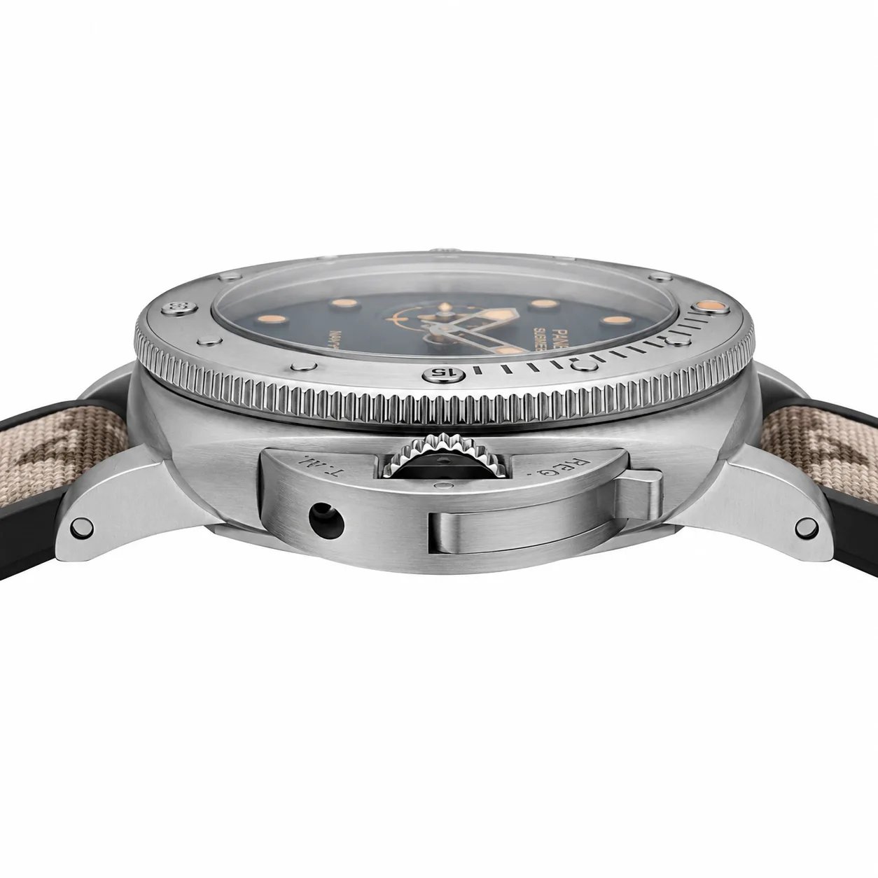 PANERAI 潜行系列 (Submersible) PAM01518 Cal.900 D-Blue Dial AI 头图 2 - 侧面细节 [ai-shot:side-detail]