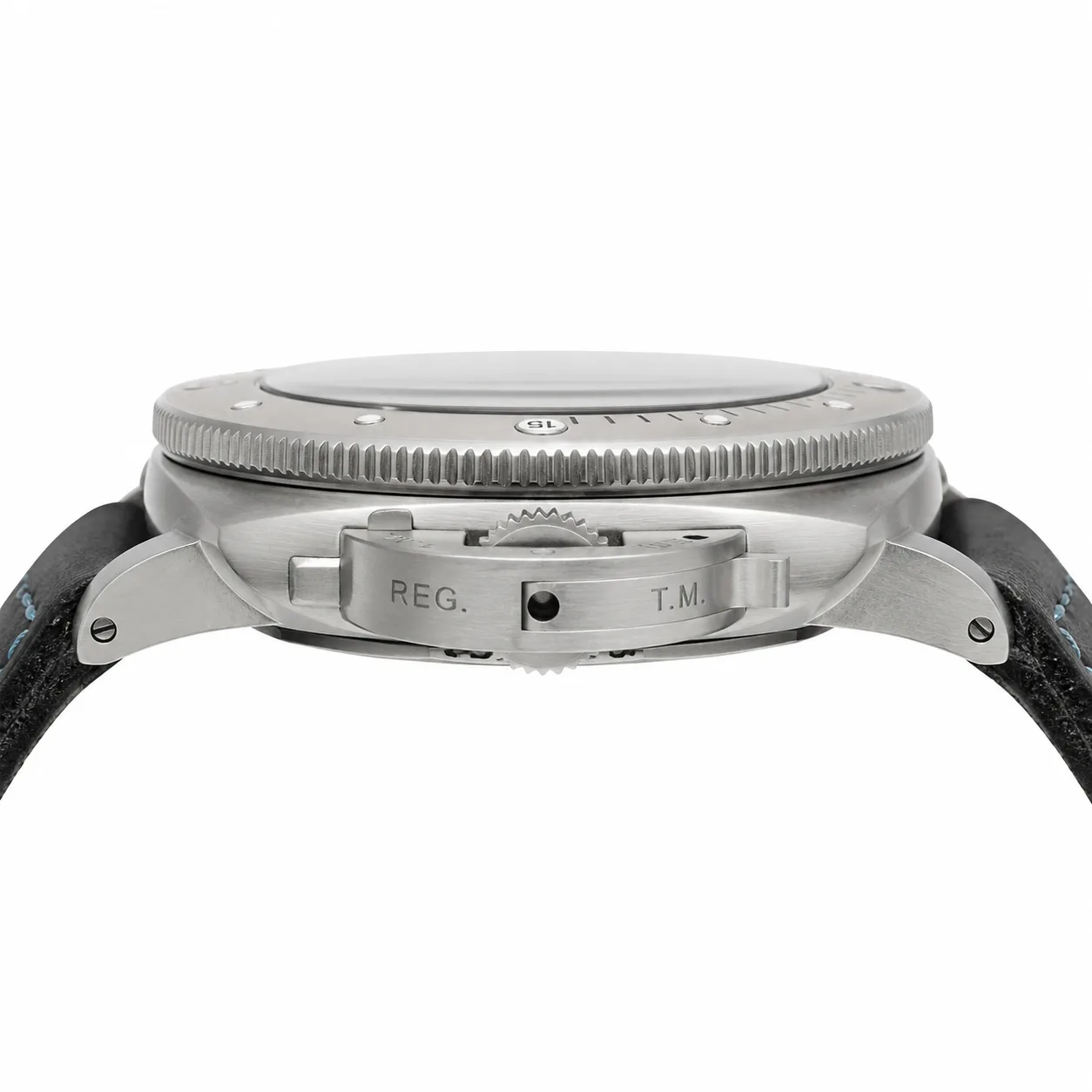 PANERAI 潜行系列 (Submersible) PAM006921 Cal.9010 Blue Dial Blue Bezel AI 头图 2 - 侧面细节 [ai-shot:side-detail]