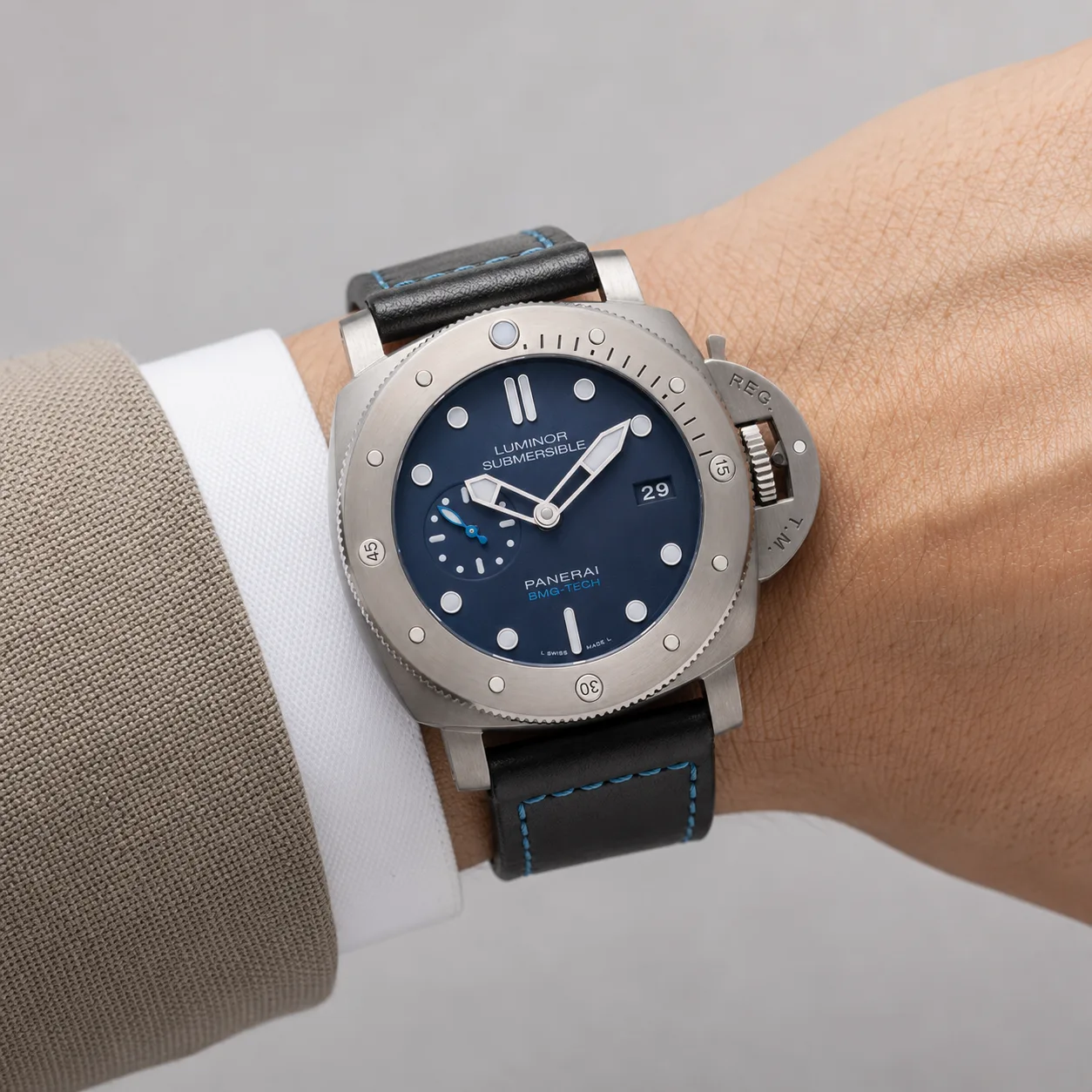 PANERAI 潜行系列 (Submersible) PAM006921 Cal.9010 Blue Dial Blue Bezel AI 头图 4 - 佩戴图 [ai-shot:wrist-shot]