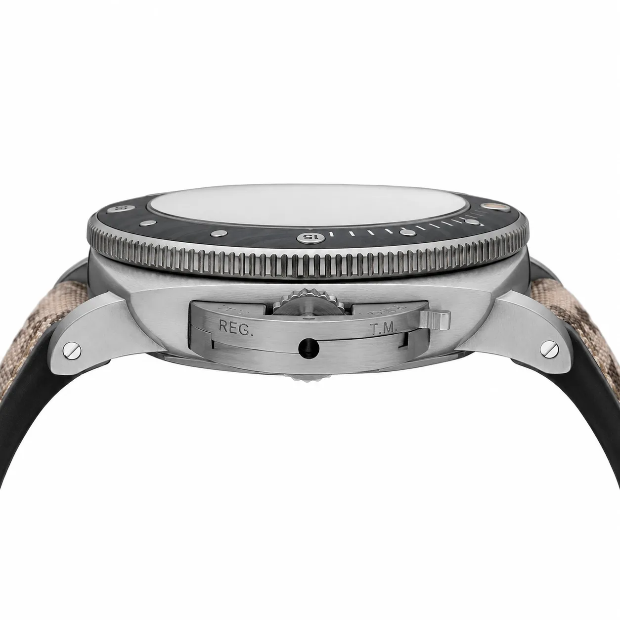PANERAI 潜行系列 (Submersible) PAM01669 Cal.9010 D-Blue Dial AI 头图 2 - 侧面细节 [ai-shot:side-detail]