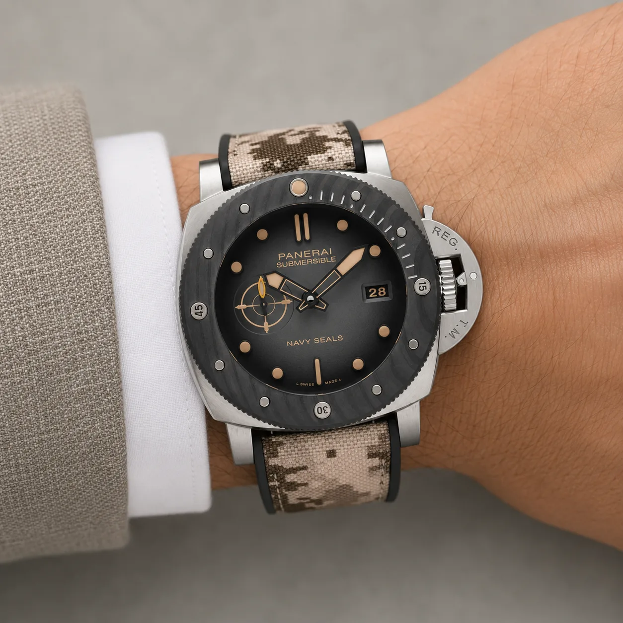 PANERAI 潜行系列 (Submersible) PAM01669 Cal.9010 D-Blue Dial AI 头图 4 - 佩戴图 [ai-shot:wrist-shot]