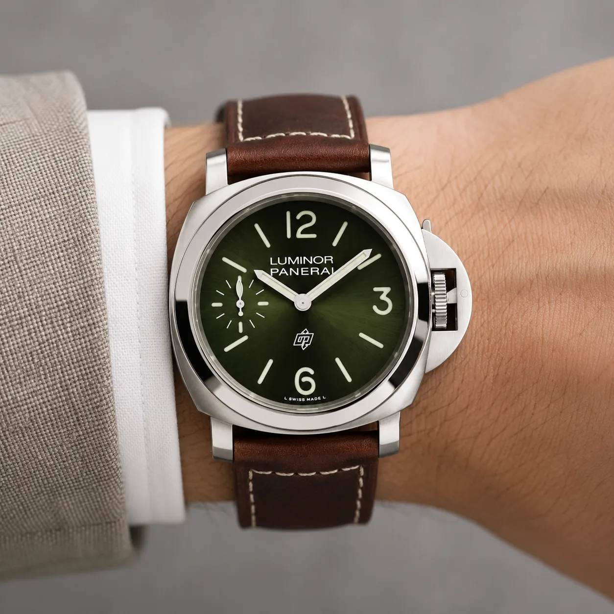 PANERAI 庐米诺系列 (Luminor) PAM01624 Cal.6000 Green Dial AI 头图 4 - 佩戴图 [ai-shot:wrist-shot]