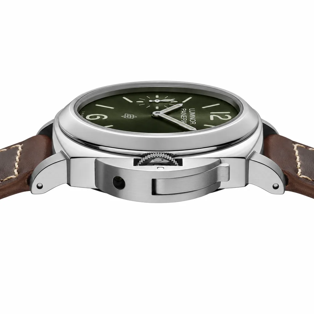 PANERAI 庐米诺系列 (Luminor) PAM01624 Cal.6000 Green Dial AI 头图 2 - 侧面细节 [ai-shot:side-detail]
