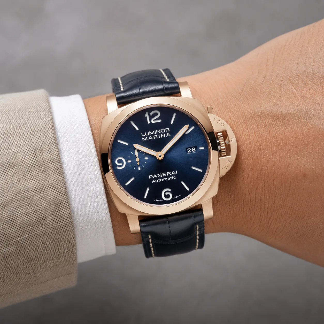 PANERAI 庐米诺系列 (Luminor Marina) PAM01112 Cal.9010 Blue Dial AI 头图 4 - 佩戴图 [ai-shot:wrist-shot]