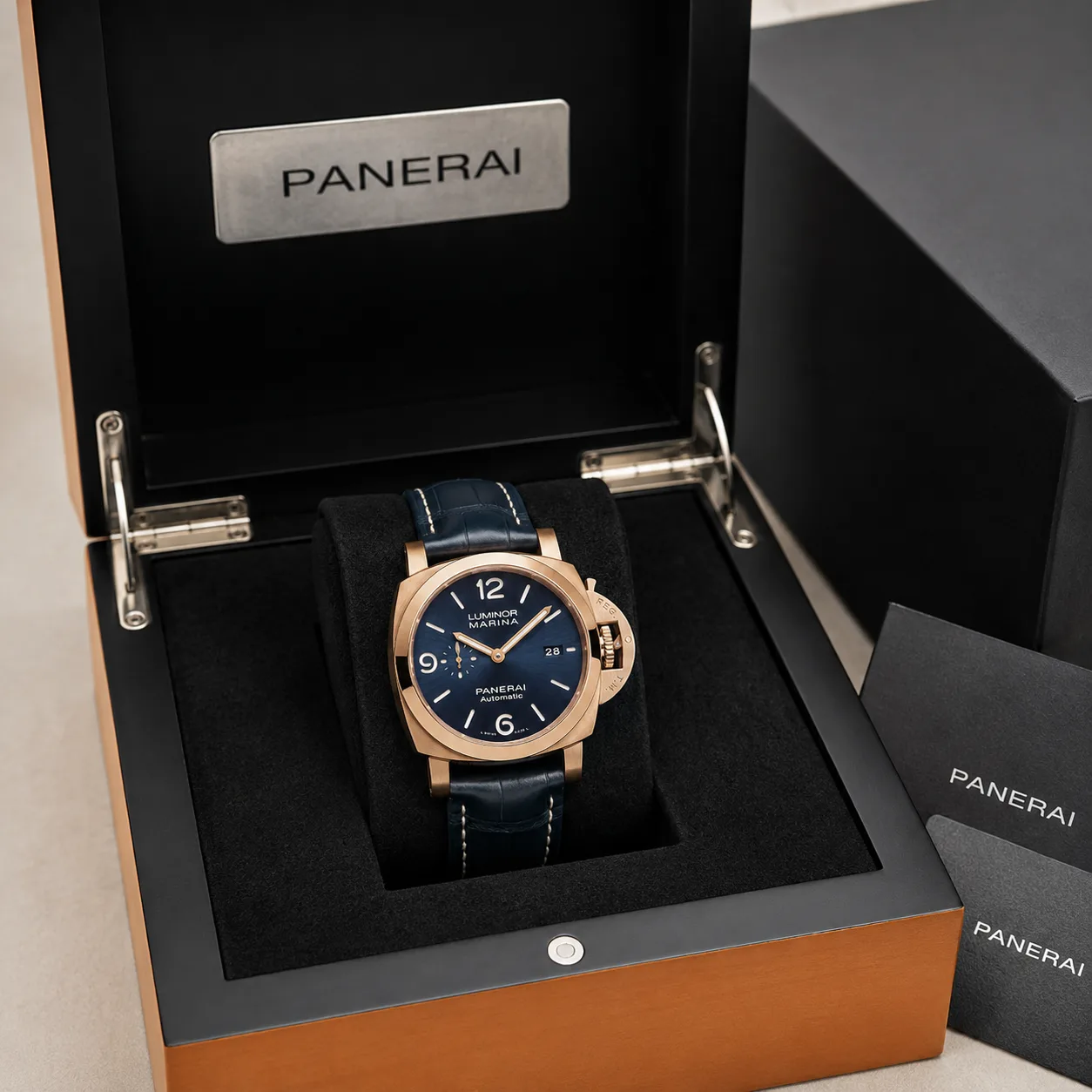 PANERAI 庐米诺系列 (Luminor Marina) PAM01112 Cal.9010 Blue Dial AI 头图 5 - 包装盒 [ai-shot:box-shot]