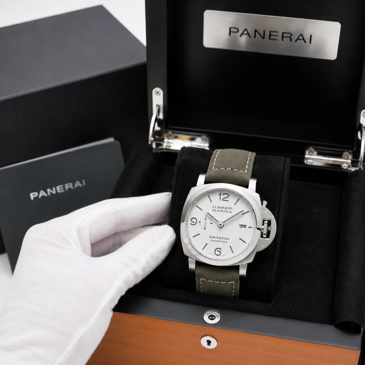 PANERAI 庐米诺系列 (Luminor Marina) PAM01314 Cal.9010 White Dial AI 头图 5 - 包装盒 [ai-shot:box-shot]
