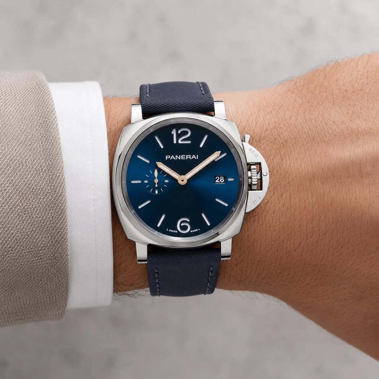 PANERAI 庐米诺杜尔 (Luminor Due) PAM01429 Cal.900 Blue Dial AI 头图 4 - 佩戴图 [ai-shot:wrist-shot]