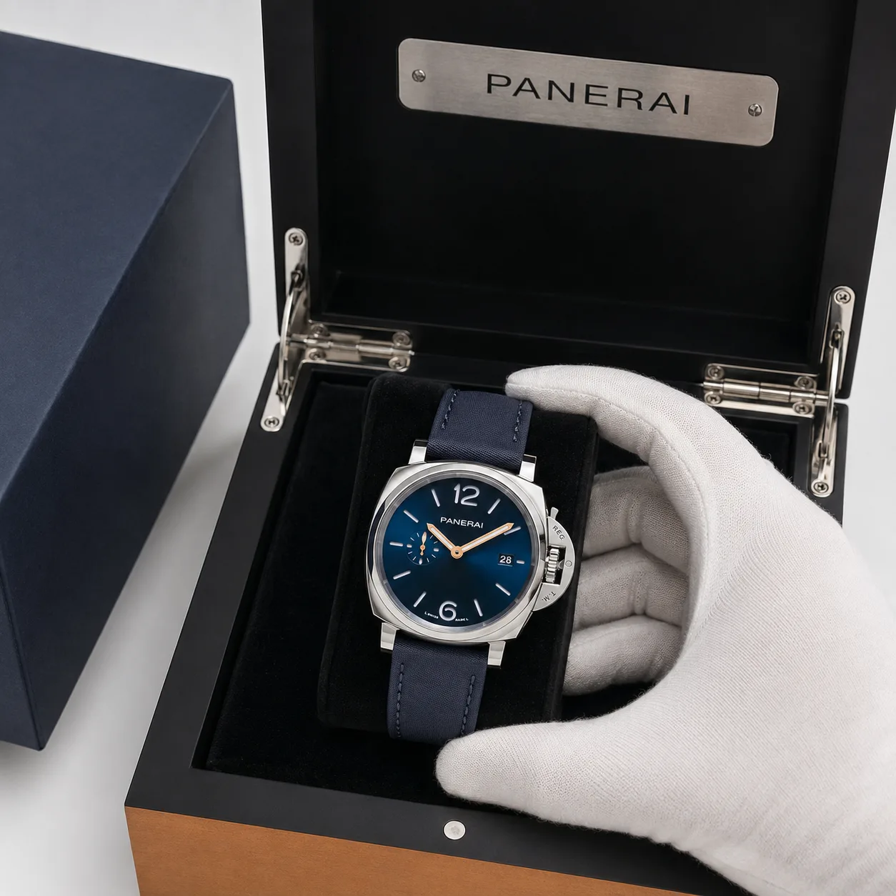 PANERAI 庐米诺杜尔 (Luminor Due) PAM01429 Cal.900 Blue Dial AI 头图 5 - 包装盒 [ai-shot:box-shot]