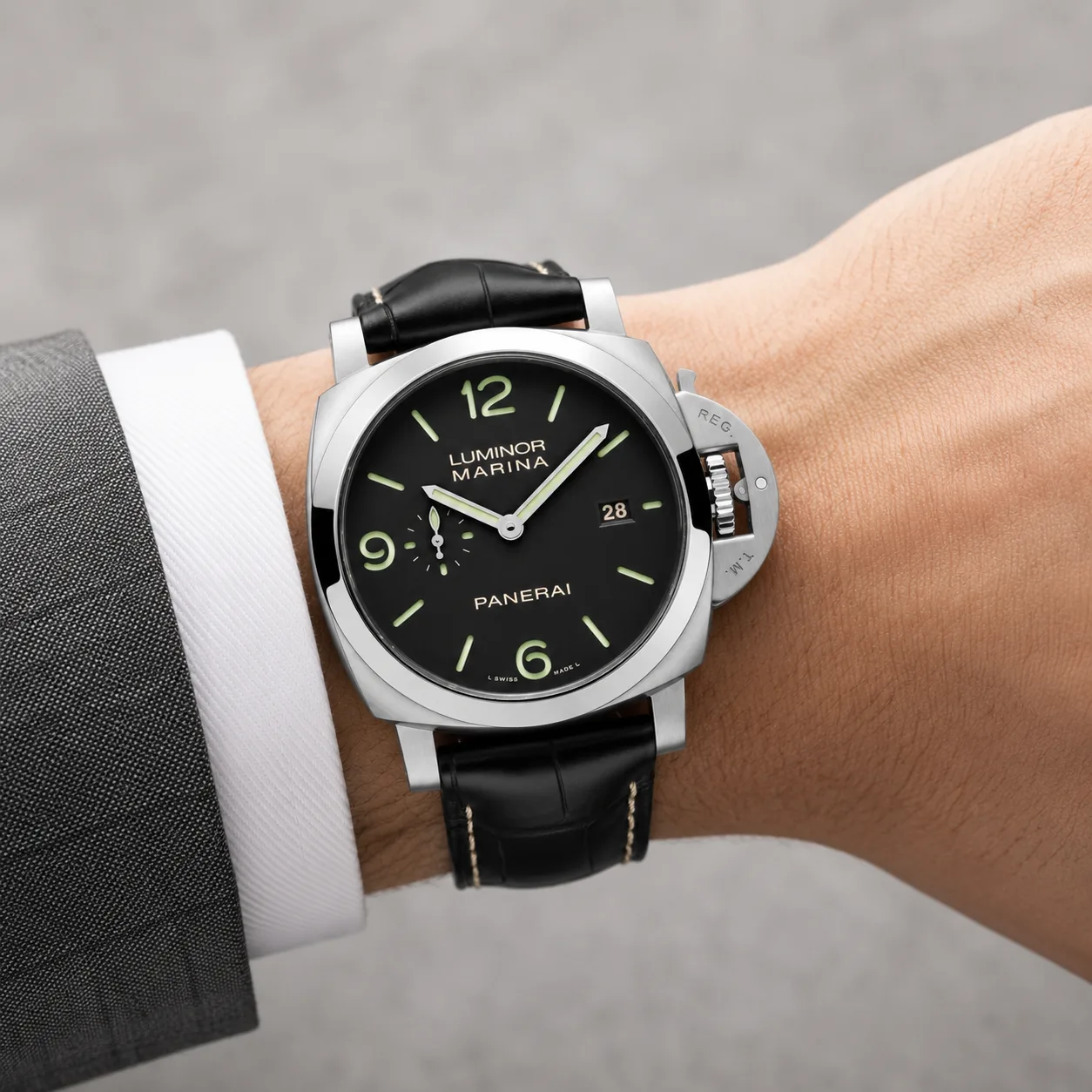 PANERAI 庐米诺系列 (Luminor Marina) PAM03312 Cal.980 AI 头图 4 - 佩戴图 [ai-shot:wrist-shot]