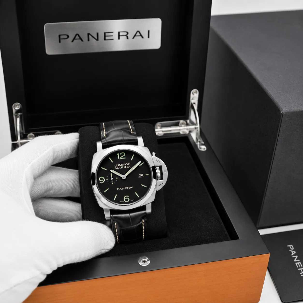 PANERAI 庐米诺系列 (Luminor Marina) PAM03312 Cal.980 AI 头图 5 - 包装盒 [ai-shot:box-shot]