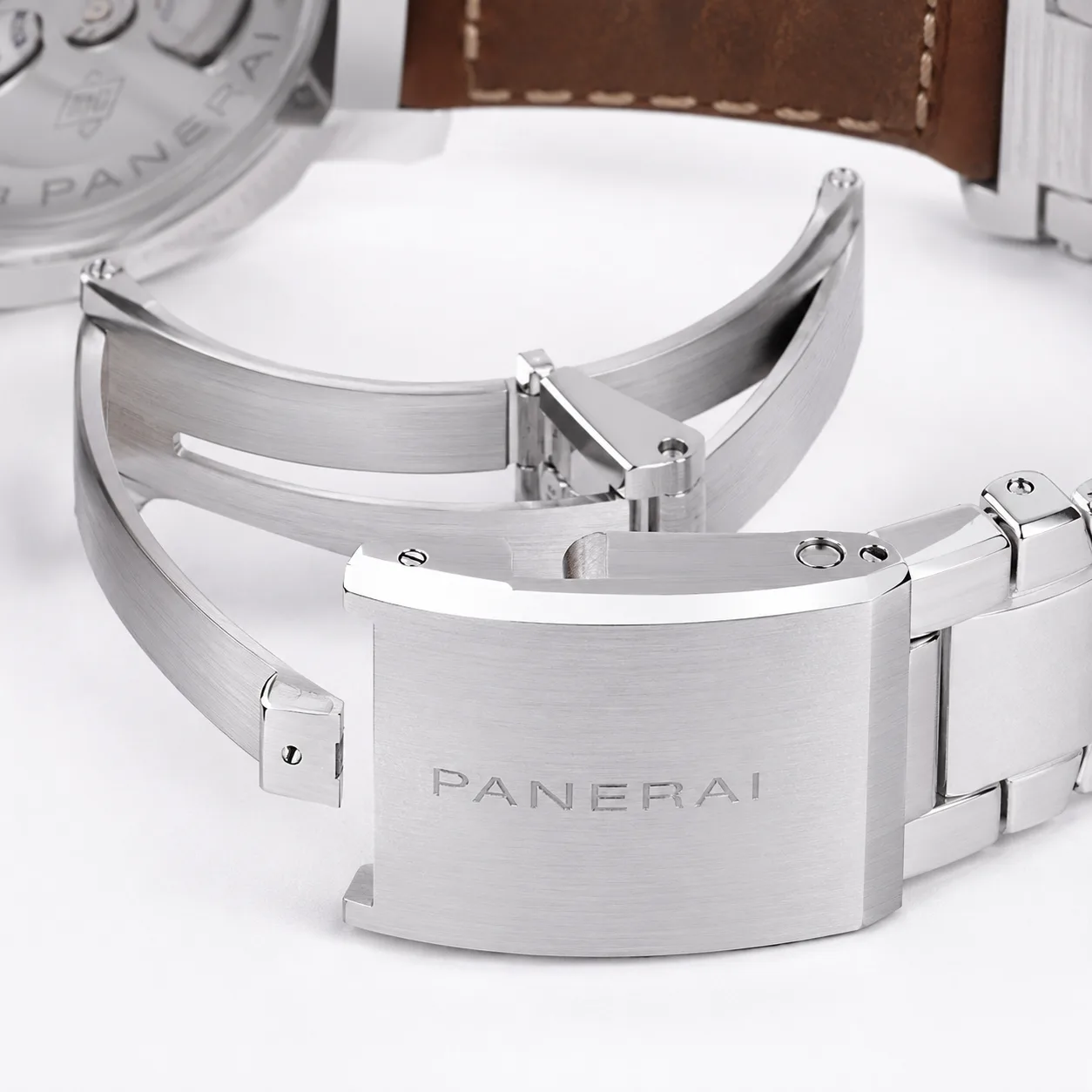 PANERAI 庐米诺 1950 系列 (Luminor 1950) PAM00422 Cal.3001 AI 头图 3 - 表扣表链 [ai-shot:bracelet-clasp]
