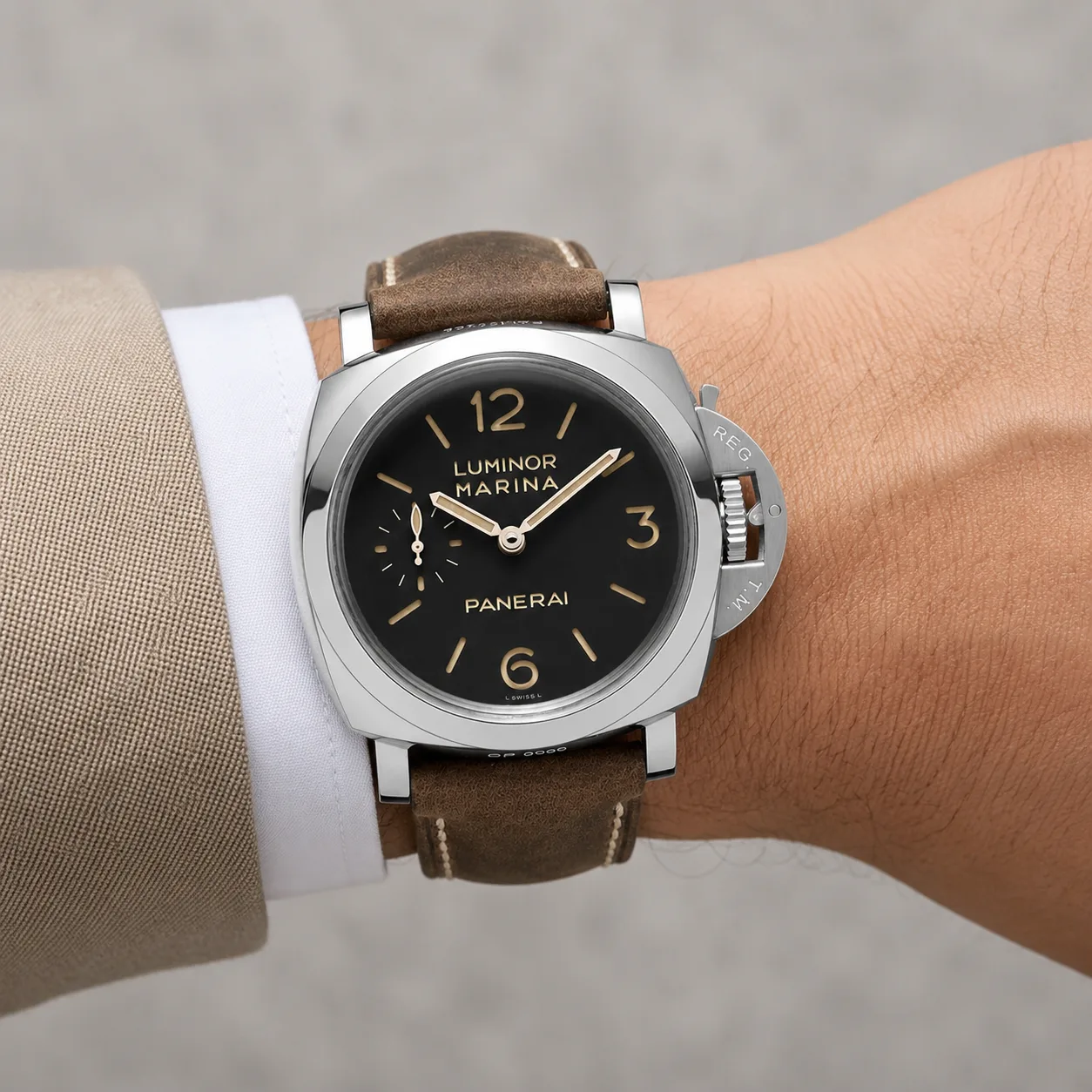 PANERAI 庐米诺 1950 系列 (Luminor 1950) PAM00422 Cal.3001 AI 头图 4 - 佩戴图 [ai-shot:wrist-shot]
