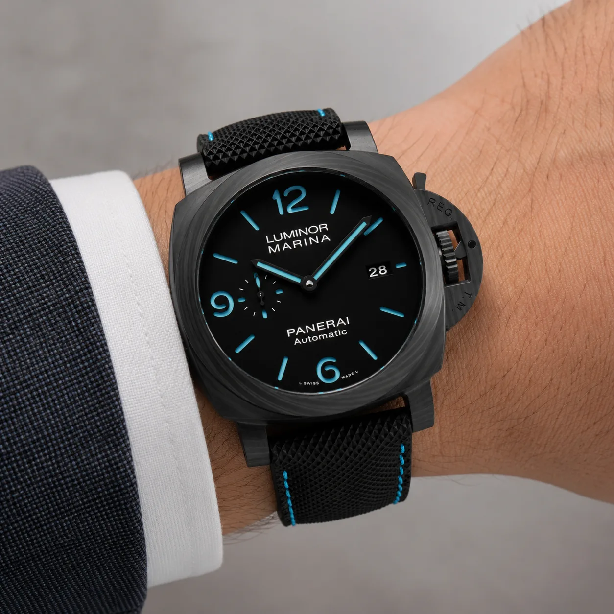 PANERAI 庐米诺系列 (Luminor Marina) PAM01661 Cal.9010 AI 头图 4 - 佩戴图 [ai-shot:wrist-shot]