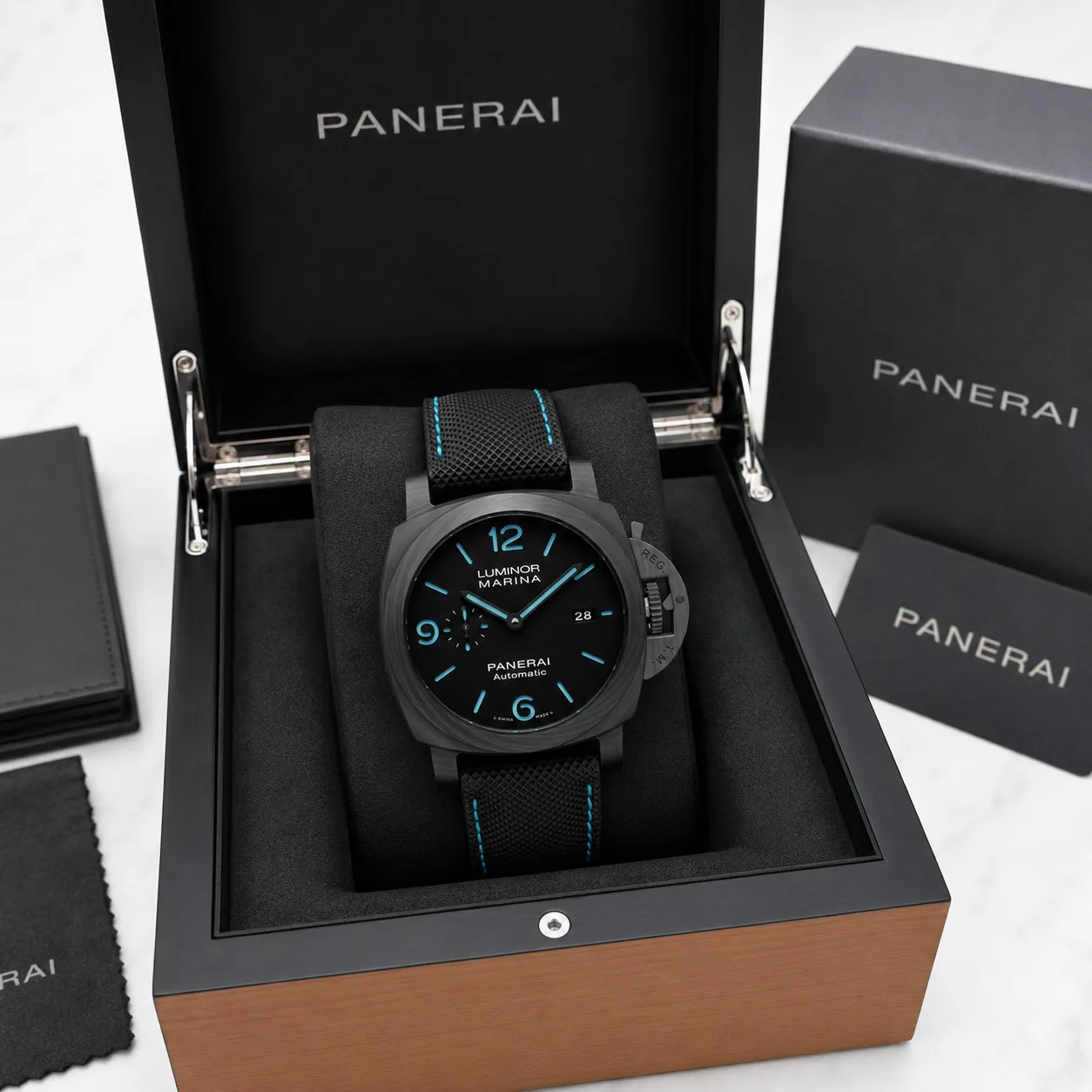 PANERAI 庐米诺系列 (Luminor Marina) PAM01661 Cal.9010 AI 头图 5 - 包装盒 [ai-shot:box-shot]