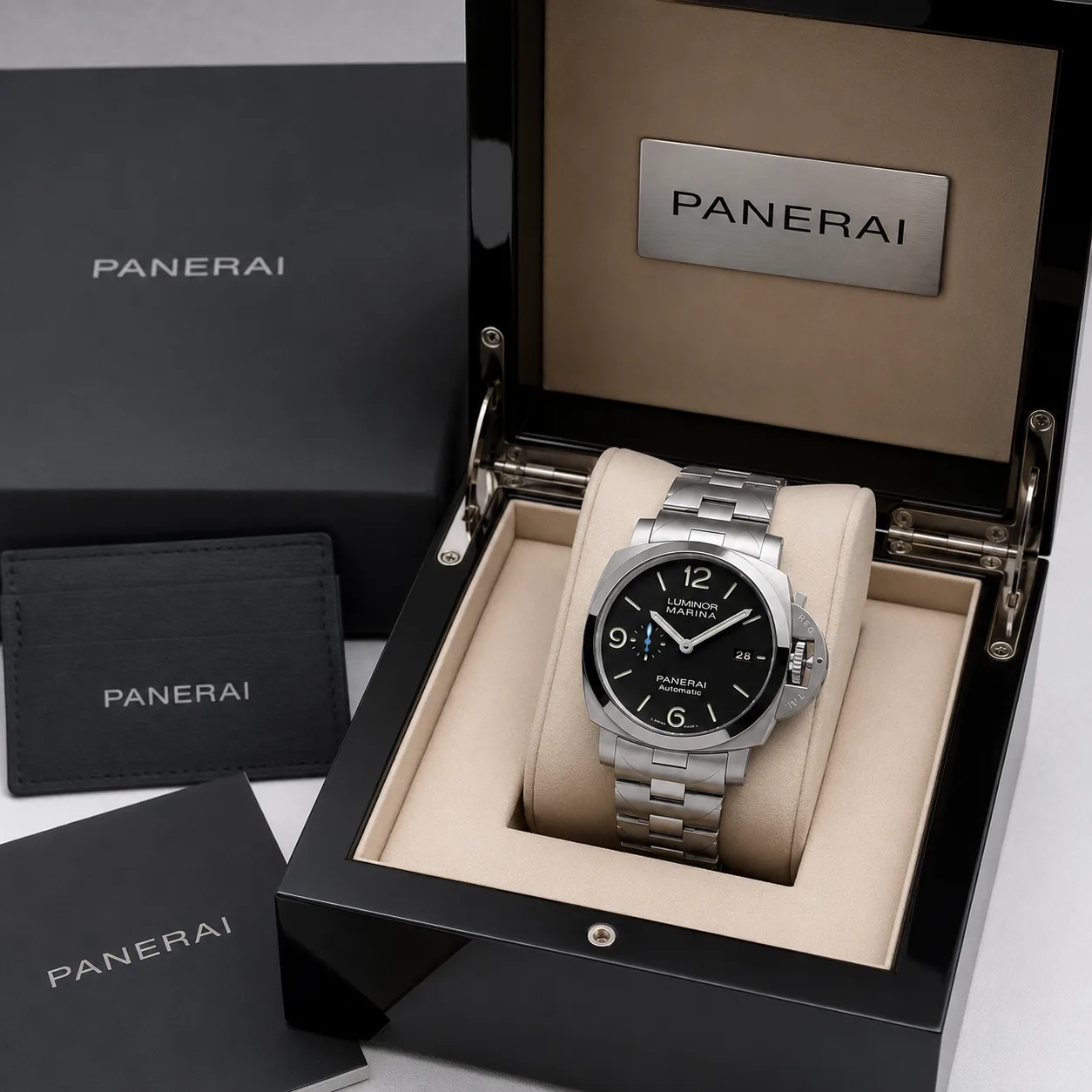 PANERAI 庐米诺系列 (Luminor Marina) PAM01562 Cal.980 AI 头图 5 - 包装盒 [ai-shot:box-shot]