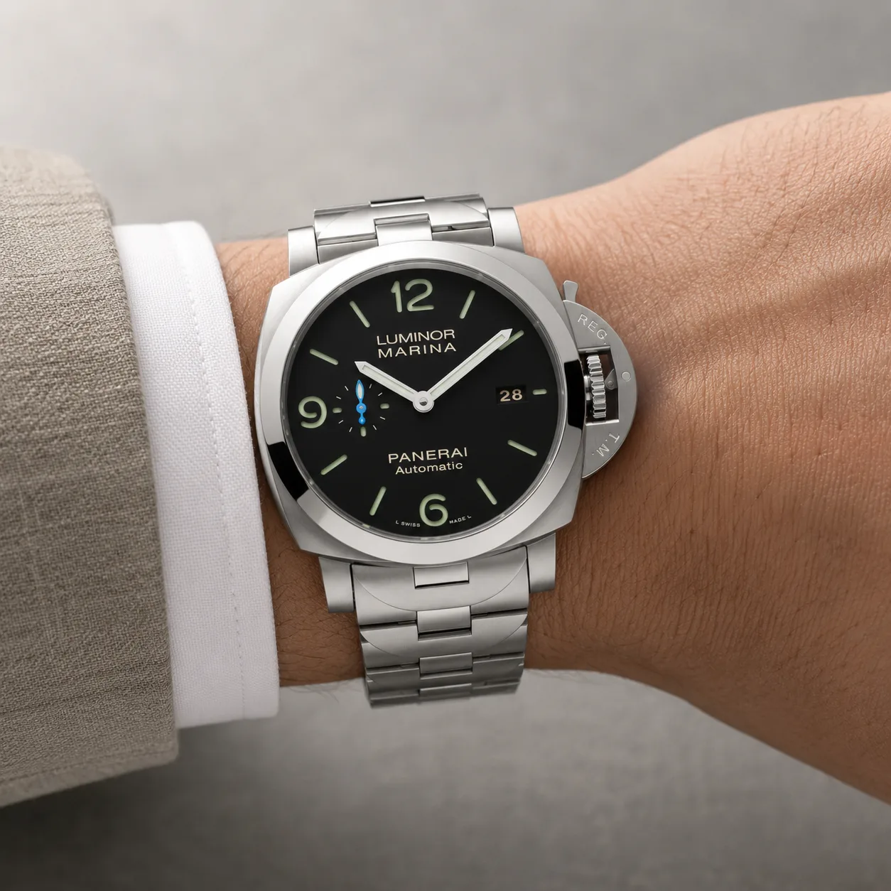 PANERAI 庐米诺系列 (Luminor Marina) PAM01562 Cal.980 AI 头图 4 - 佩戴图 [ai-shot:wrist-shot]