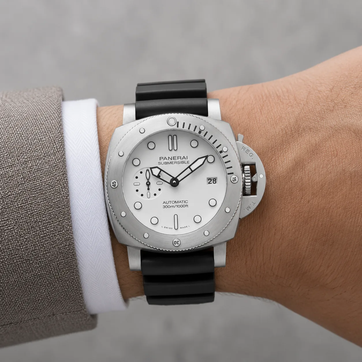 PANERAI 潜行系列 (Submersible) PAM01590 Cal.900 White Dial AI 头图 4 - 佩戴图 [ai-shot:wrist-shot]