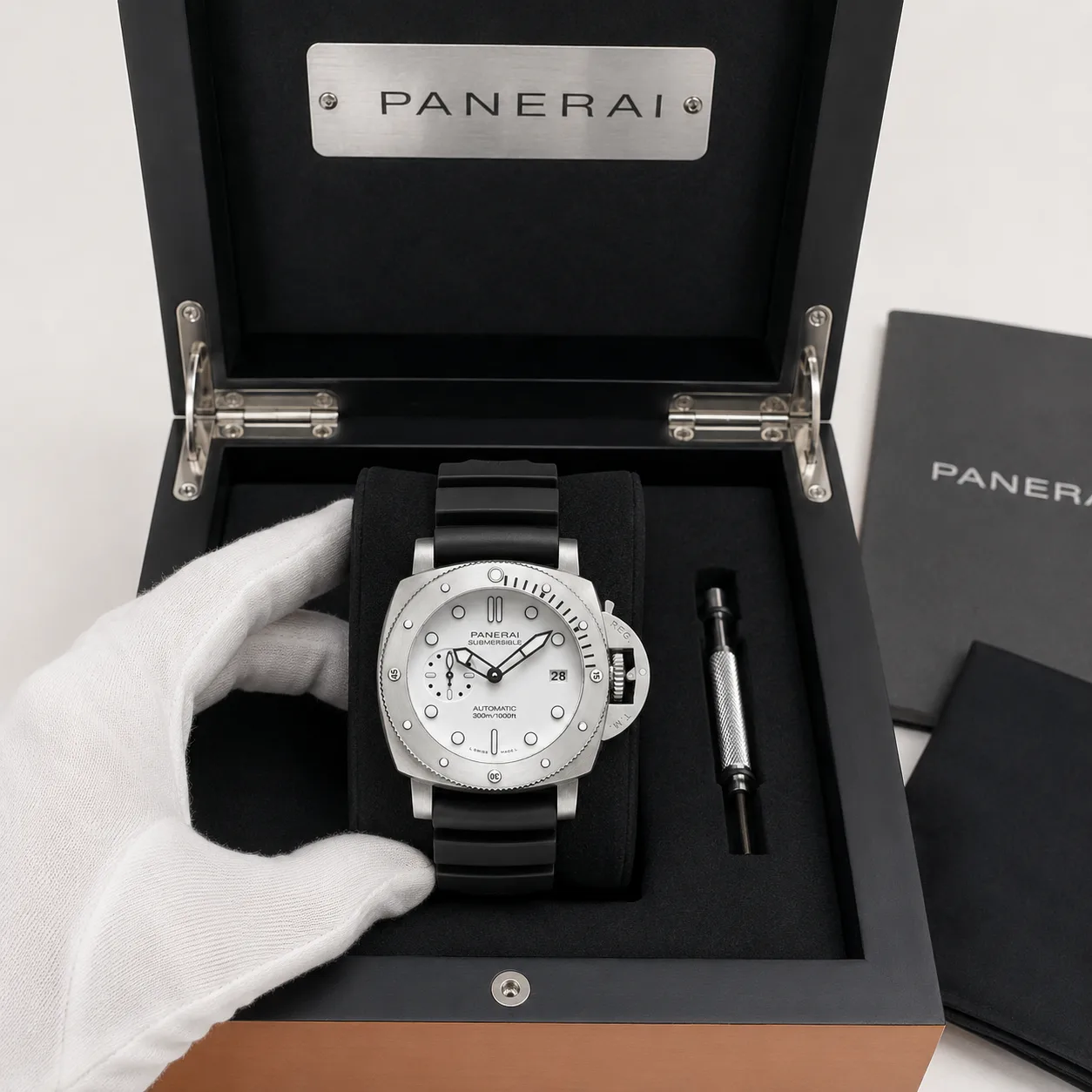 PANERAI 潜行系列 (Submersible) PAM01590 Cal.900 White Dial AI 头图 5 - 包装盒 [ai-shot:box-shot]