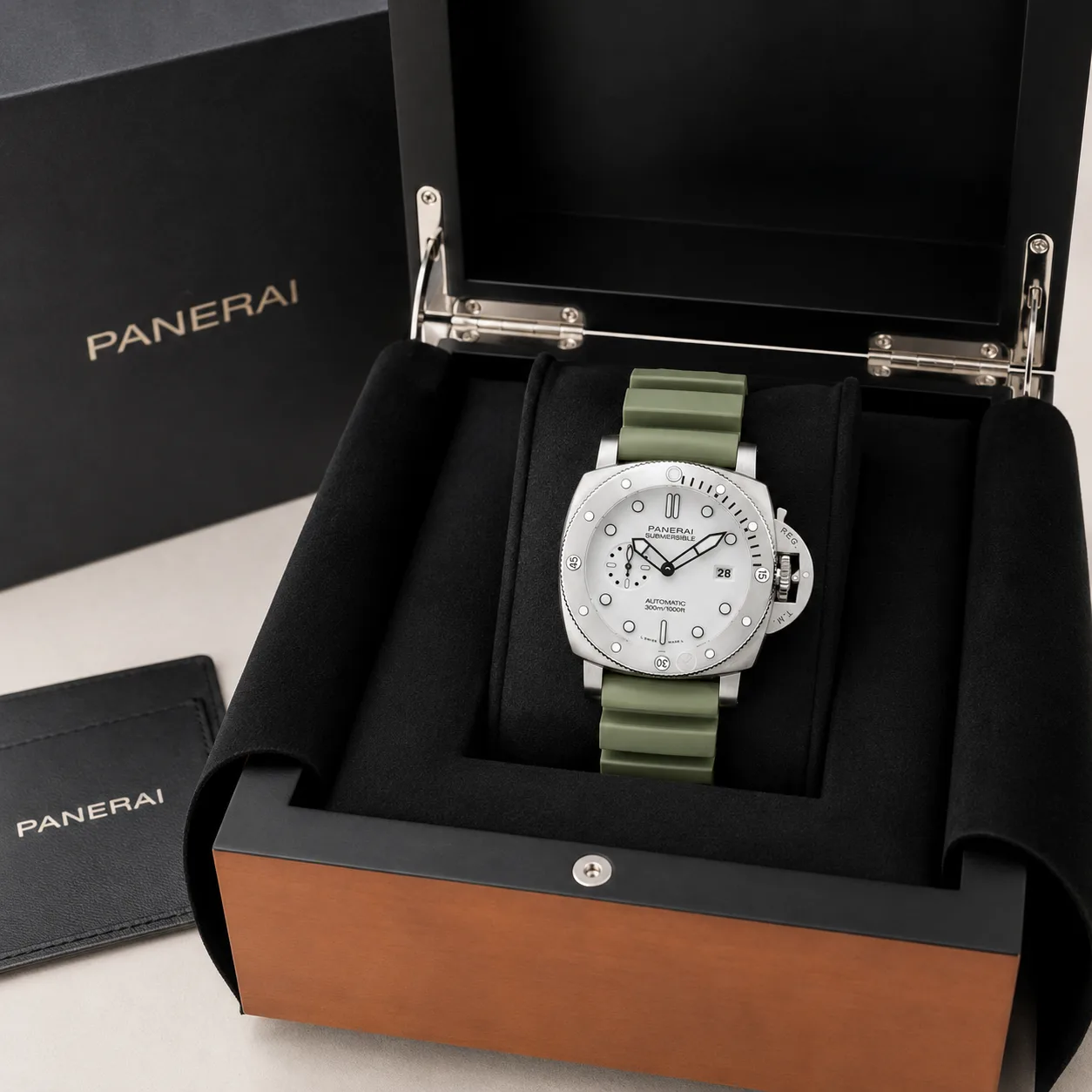 PANERAI 潜行系列 (Submersible) PAM01595 Cal.900 White Dial AI 头图 5 - 包装盒 [ai-shot:box-shot]