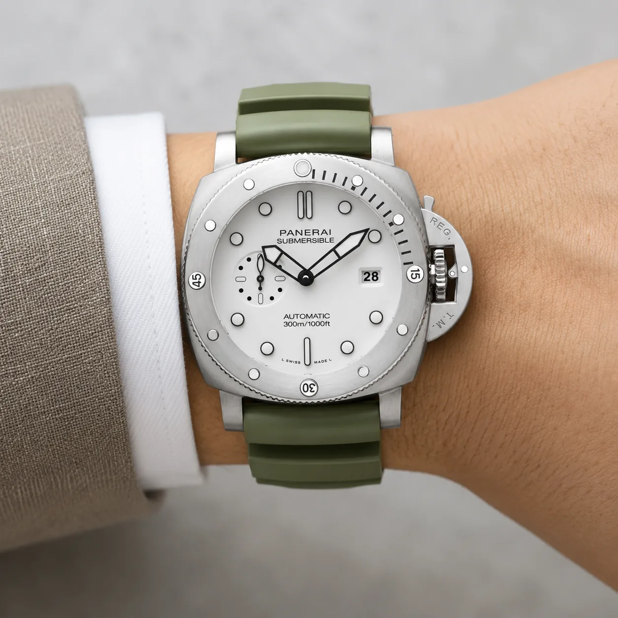 PANERAI 潜行系列 (Submersible) PAM01595 Cal.900 White Dial AI 头图 4 - 佩戴图 [ai-shot:wrist-shot]