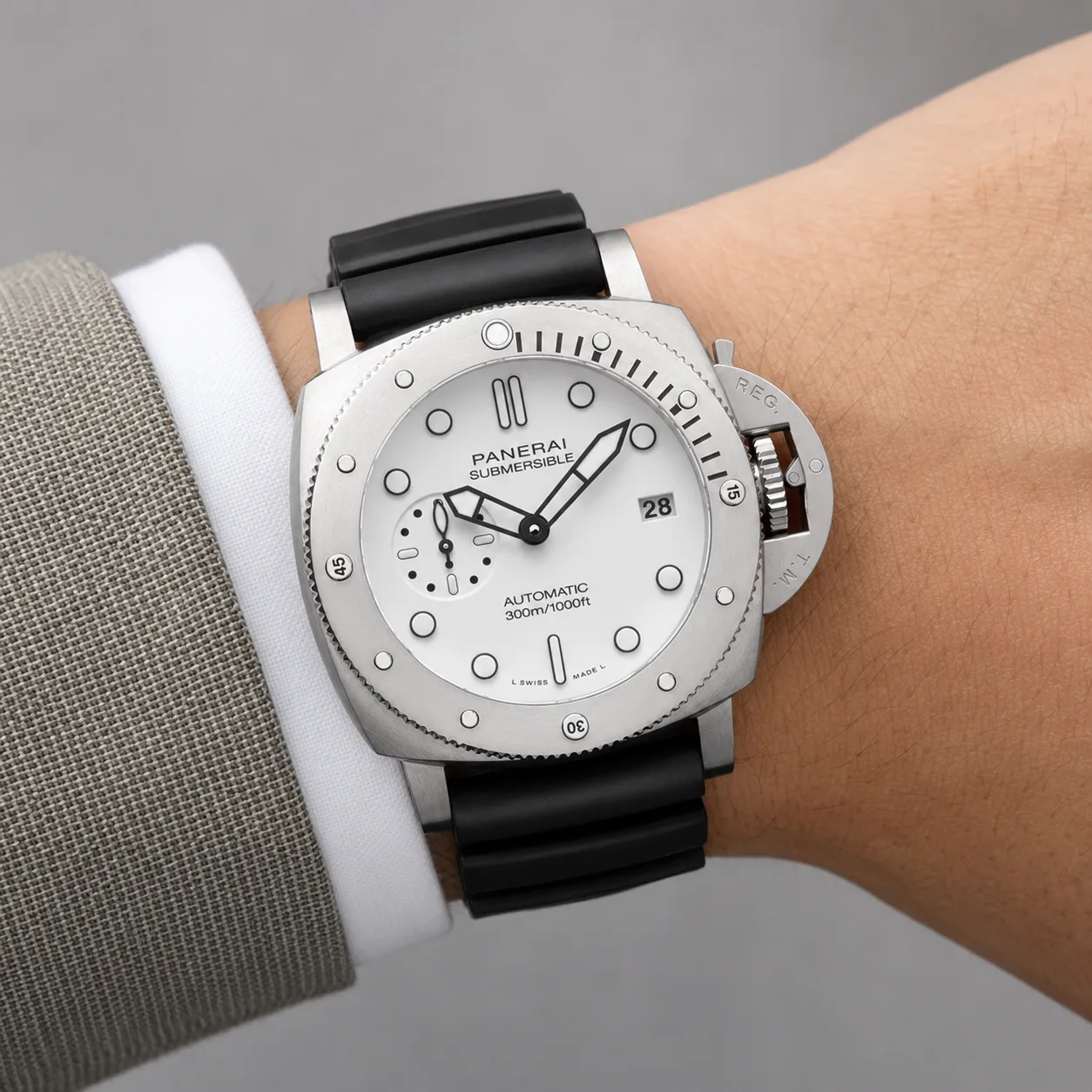 PANERAI 潜行系列 (Submersible) PAM01223 Cal.900 White Dial AI 头图 4 - 佩戴图 [ai-shot:wrist-shot]
