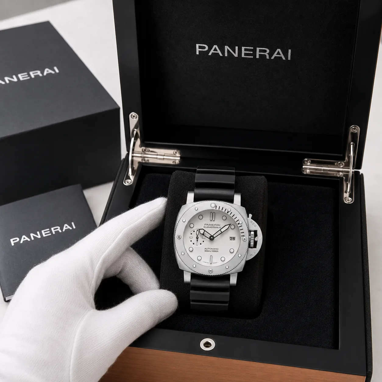 PANERAI 潜行系列 (Submersible) PAM01223 Cal.900 White Dial AI 头图 5 - 包装盒 [ai-shot:box-shot]