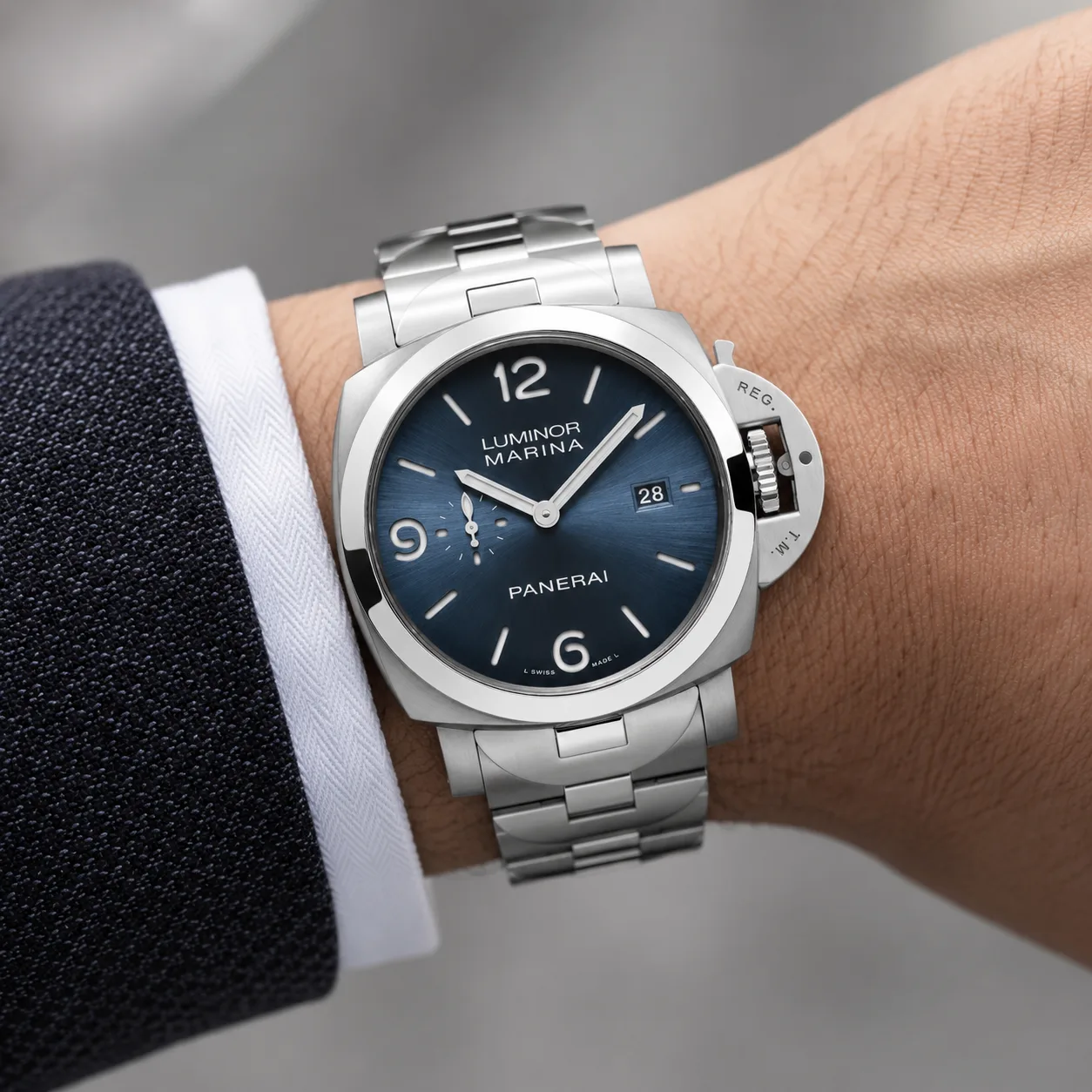 PANERAI 庐米诺系列 (Luminor Marina) PAM03323 Cal.980 Blue Dial Steel Bezel AI 头图 4 - 佩戴图 [ai-shot:wrist-shot]