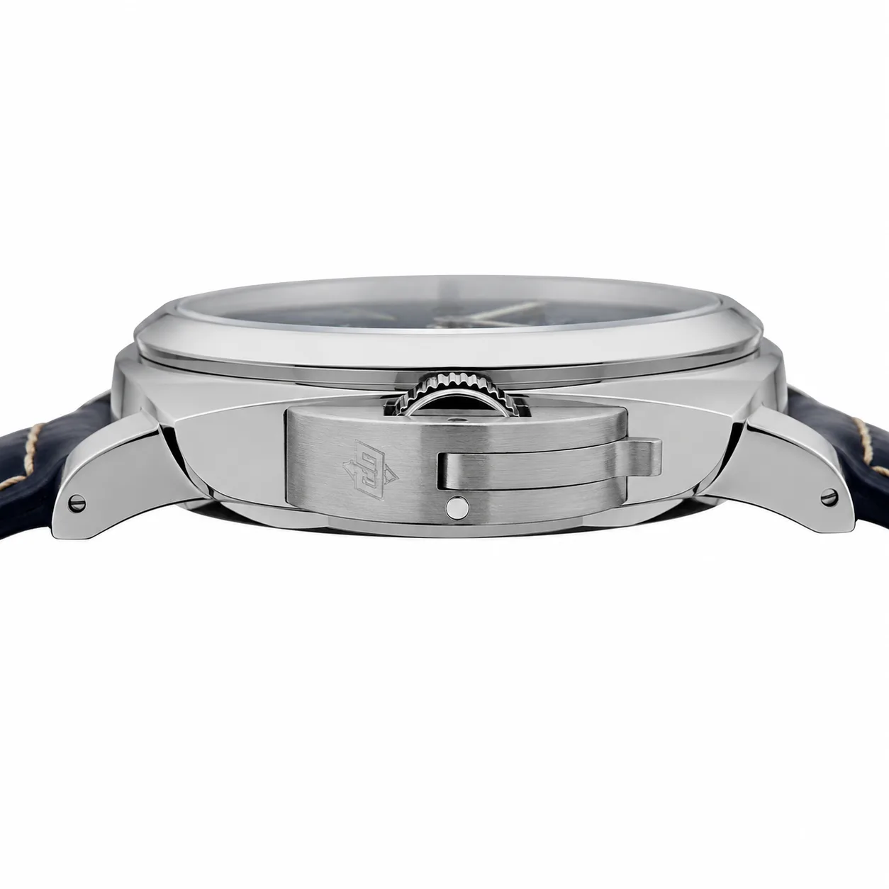 PANERAI 庐米诺系列 (Luminor) PAM01085 Cal.6000 Blue Dial Steel Bezel AI 头图 2 - 侧面细节 [ai-shot:side-detail]