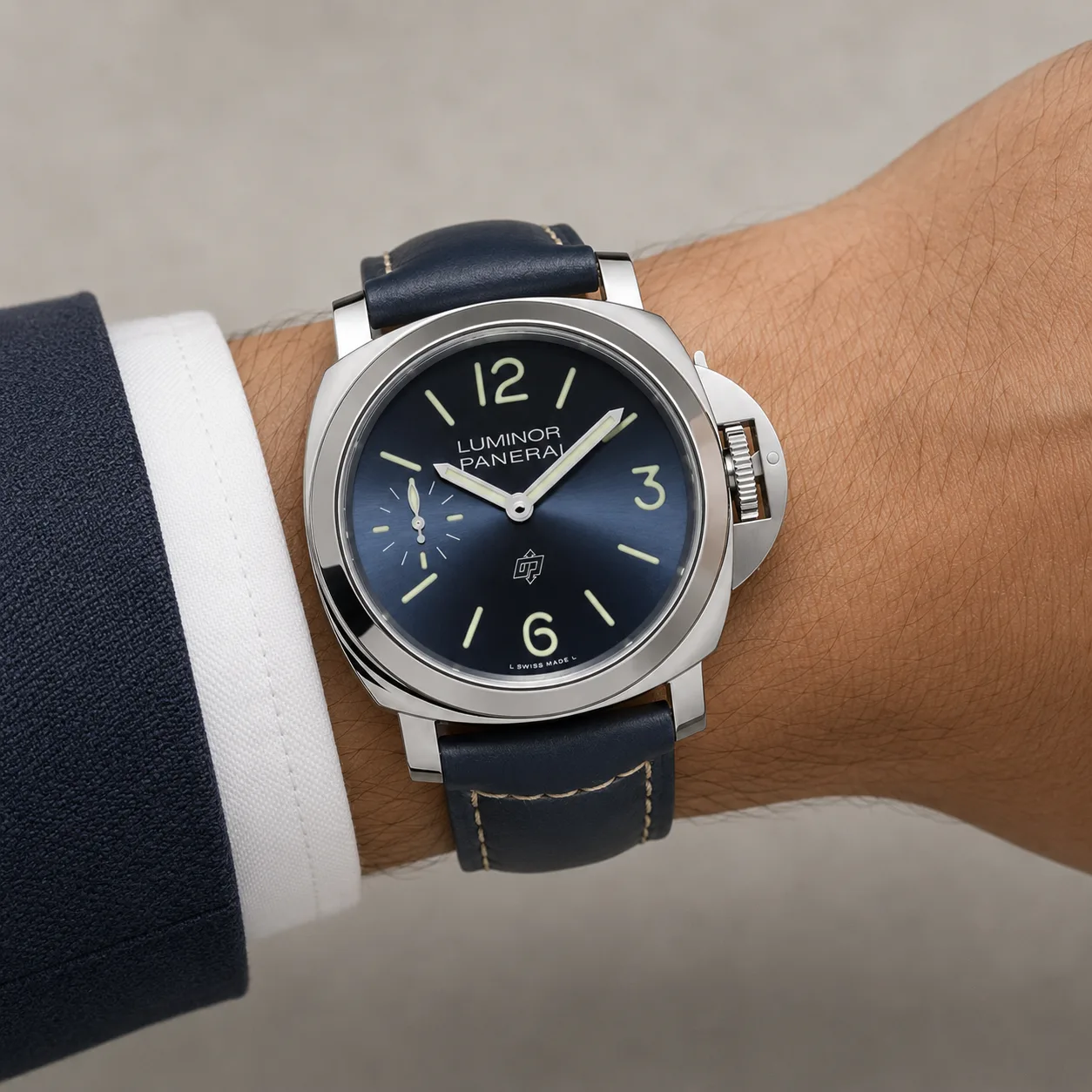 PANERAI 庐米诺系列 (Luminor) PAM01085 Cal.6000 Blue Dial Steel Bezel AI 头图 4 - 佩戴图 [ai-shot:wrist-shot]